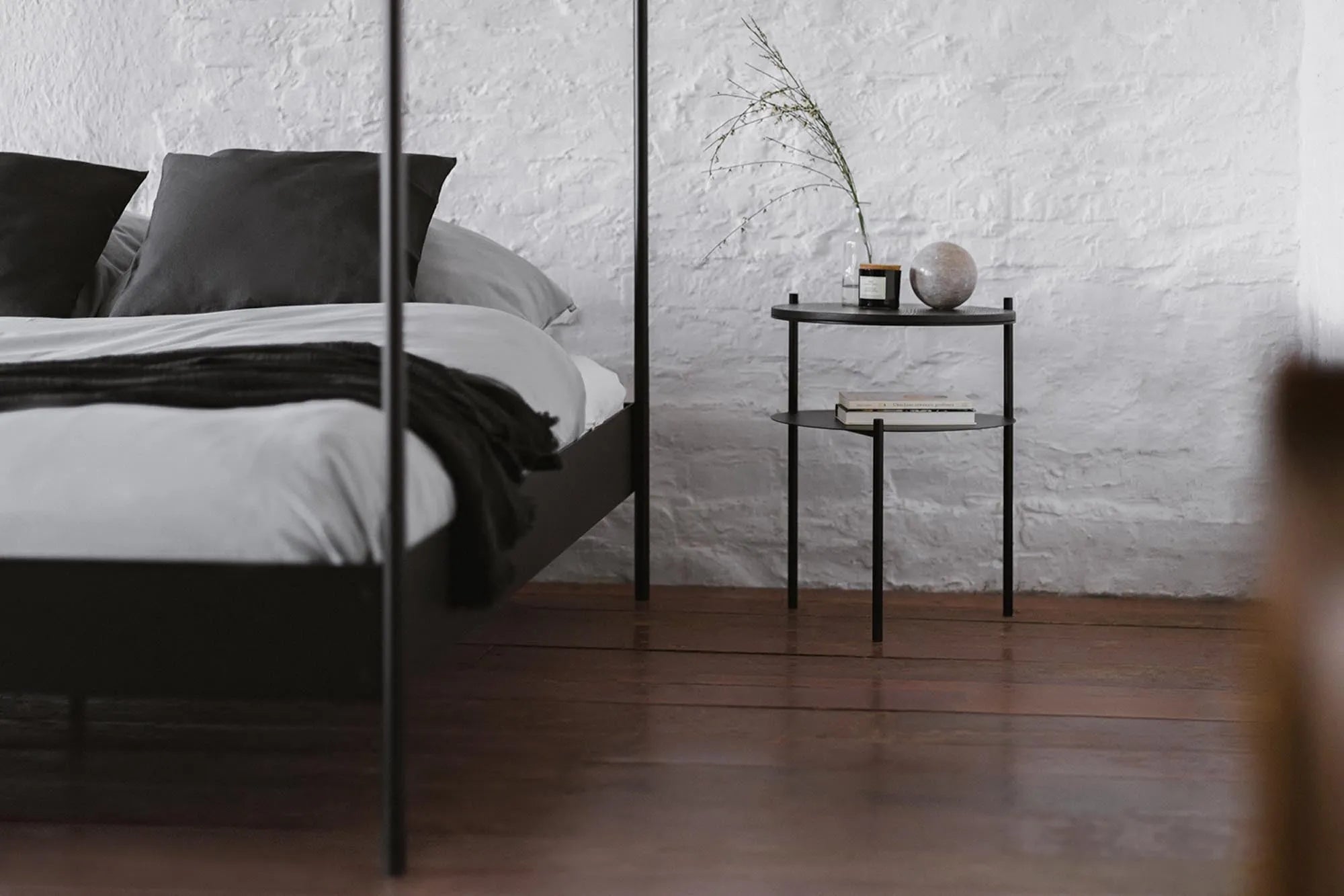 Eton Bett in Schwarz präsentiert im Onlineshop von KAQTU Design AG. Bett ist von Noo.ma