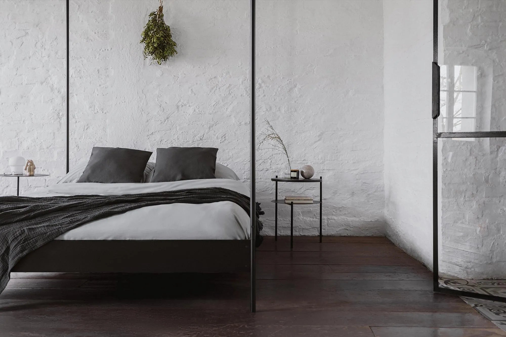 Eton Himmelbett: Minimalistisches Design, langlebiger Stahl, beruhigende Proportionen für ein ruhiges Schlafzimmer.