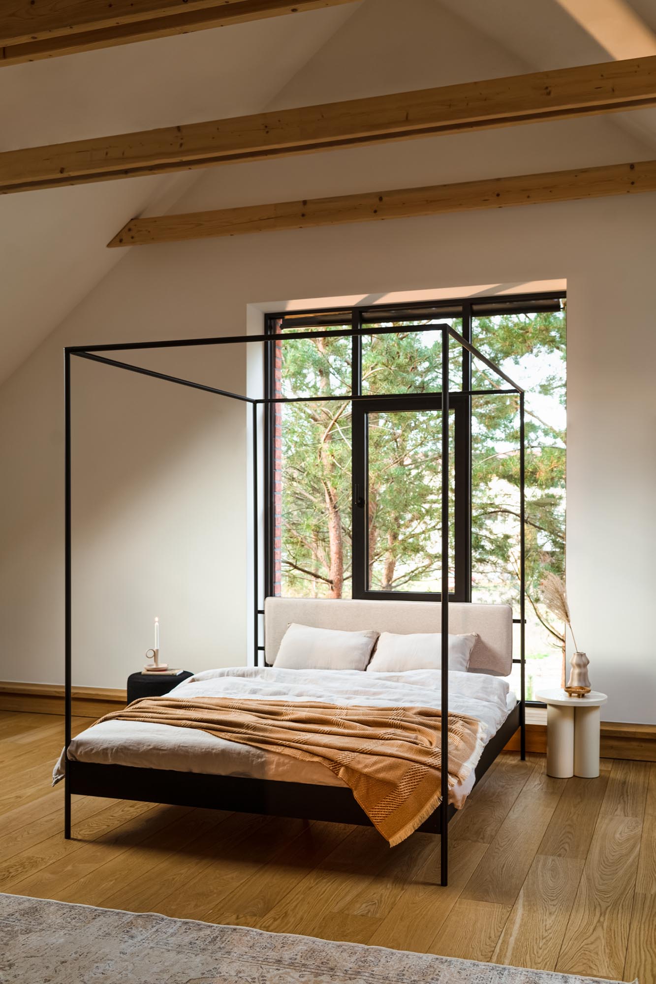 Eton Bett: Elegantes Himmelbett aus robustem Stahl, vereint minimalistisches Design mit optimalem Schlafkomfort für entspannende Nächte.
