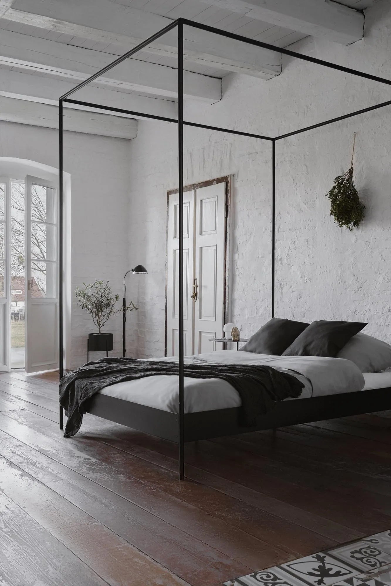 Eton Bett in Schwarz präsentiert im Onlineshop von KAQTU Design AG. Bett ist von Noo.ma