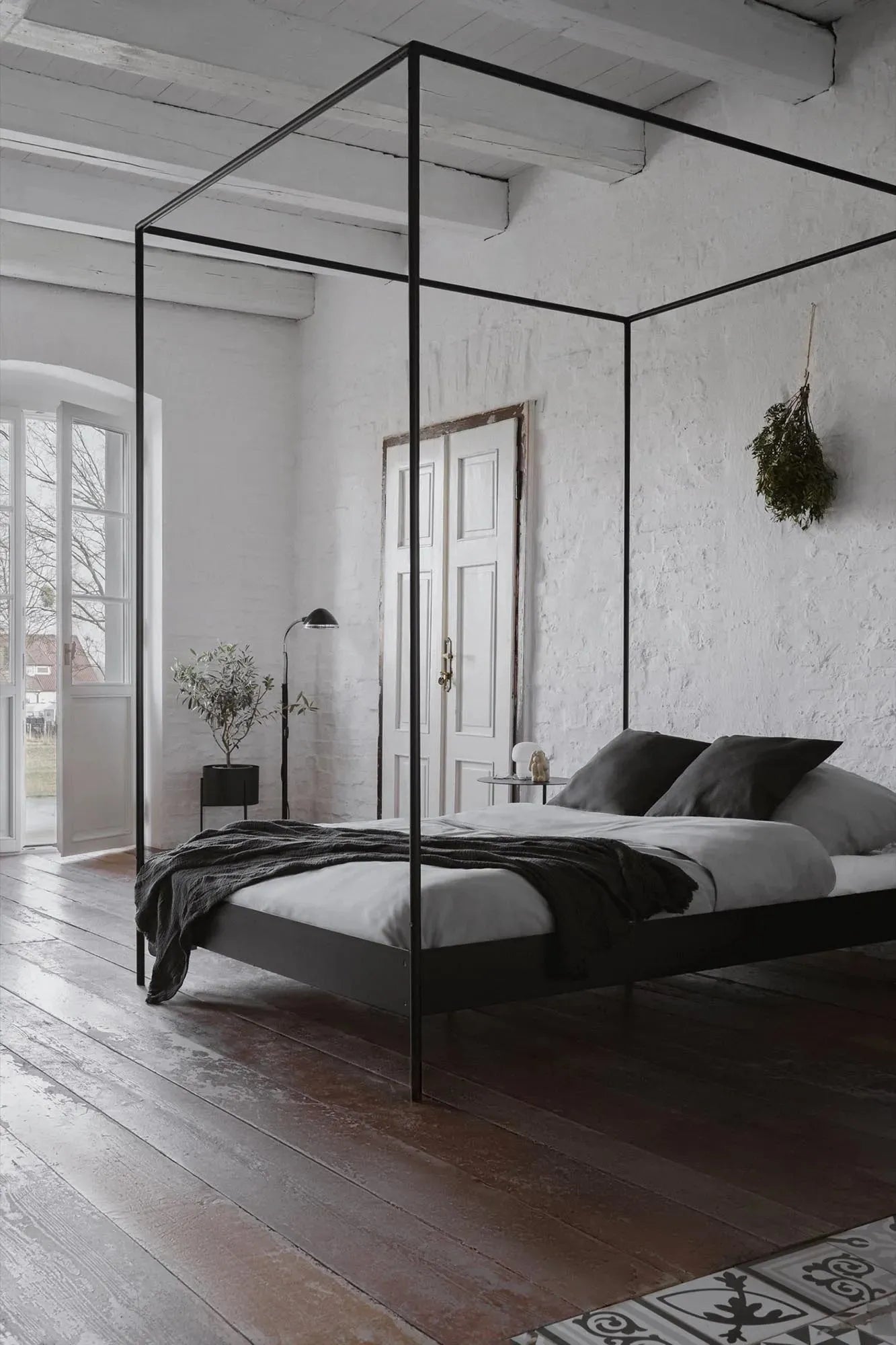 Eton Bett mit Lattenrost in Schwarz präsentiert im Onlineshop von KAQTU Design AG. Bett ist von Noo.ma