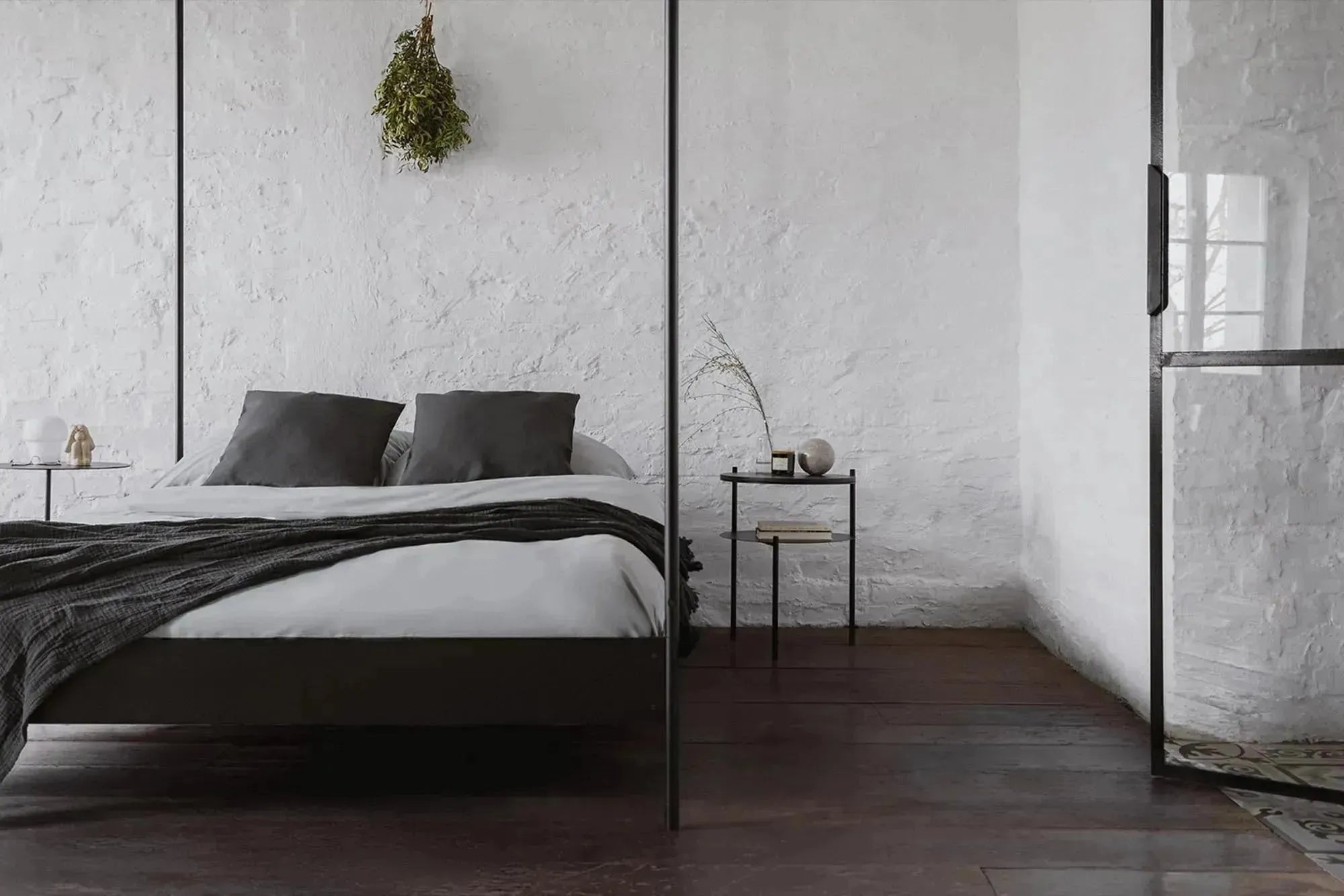 Eton Bett in Schwarz präsentiert im Onlineshop von KAQTU Design AG. Bett ist von Noo.ma