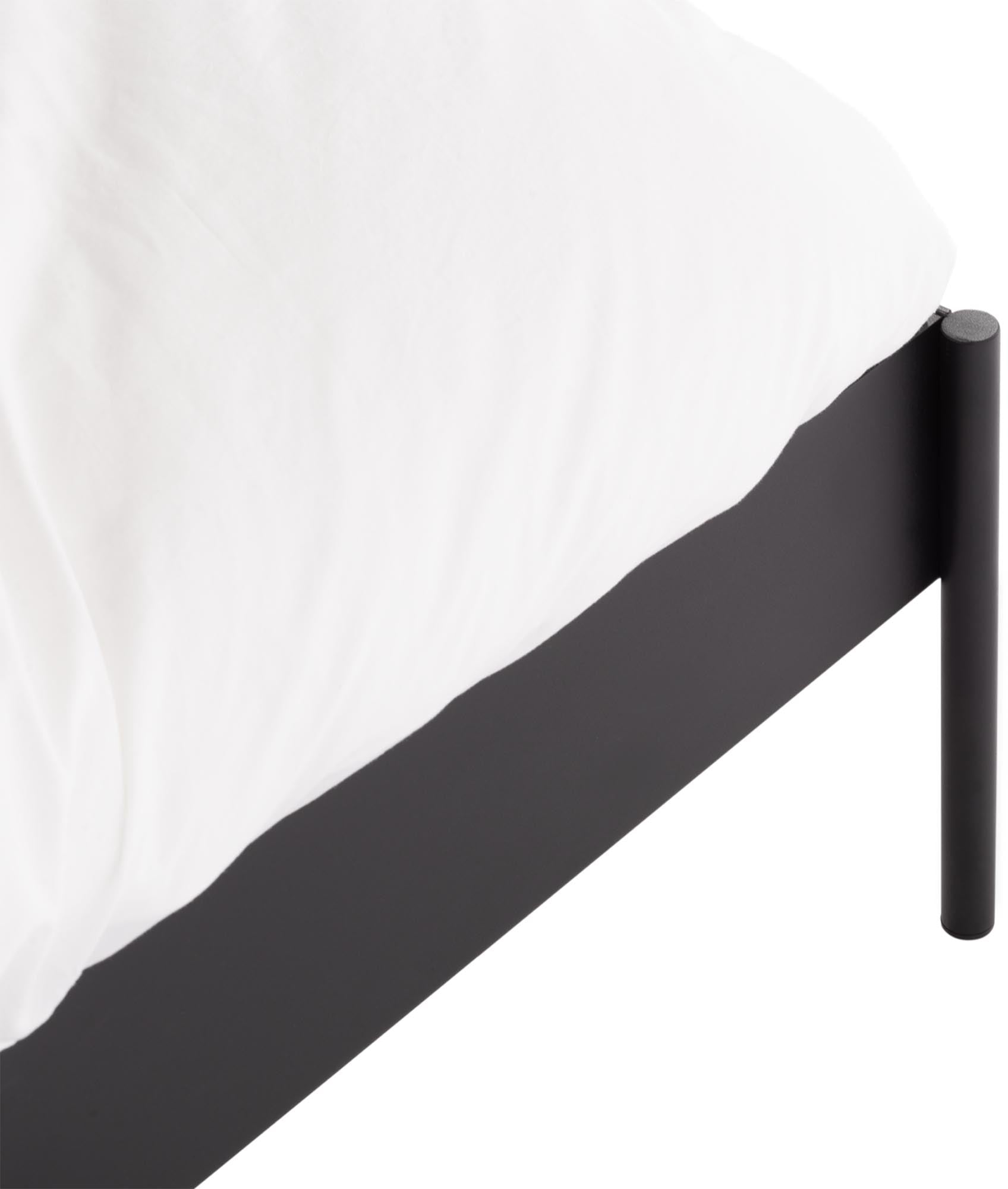 Entdecken Sie das Eton Bett Basic von Noo.ma: Elegantes Design trifft auf stabilen Lattenrost für erholsamen Schlaf und moderne Einrichtung.