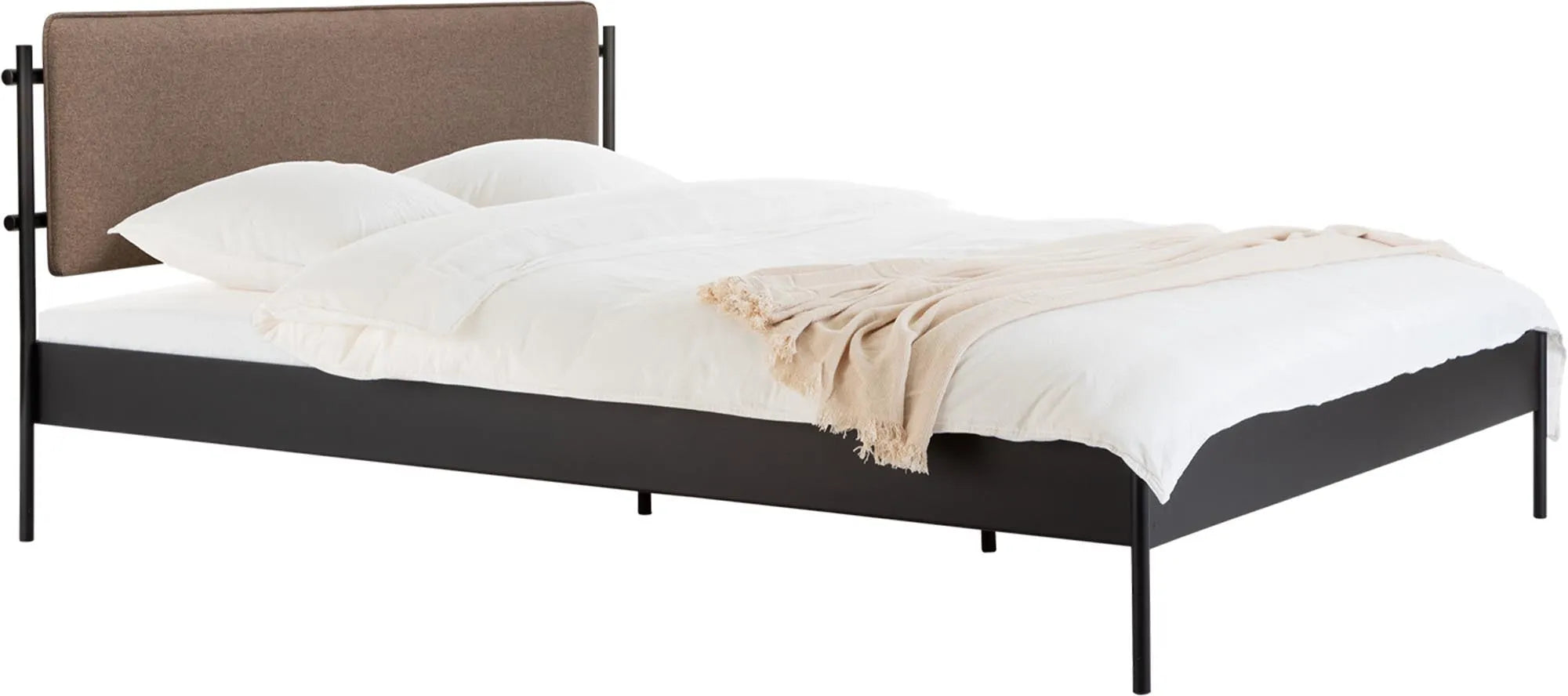 Eton Bett Basic mit Kopfteil und Lattenrost in Schwarz / Iced Coffee Brown präsentiert im Onlineshop von KAQTU Design AG. Bett ist von Noo.ma