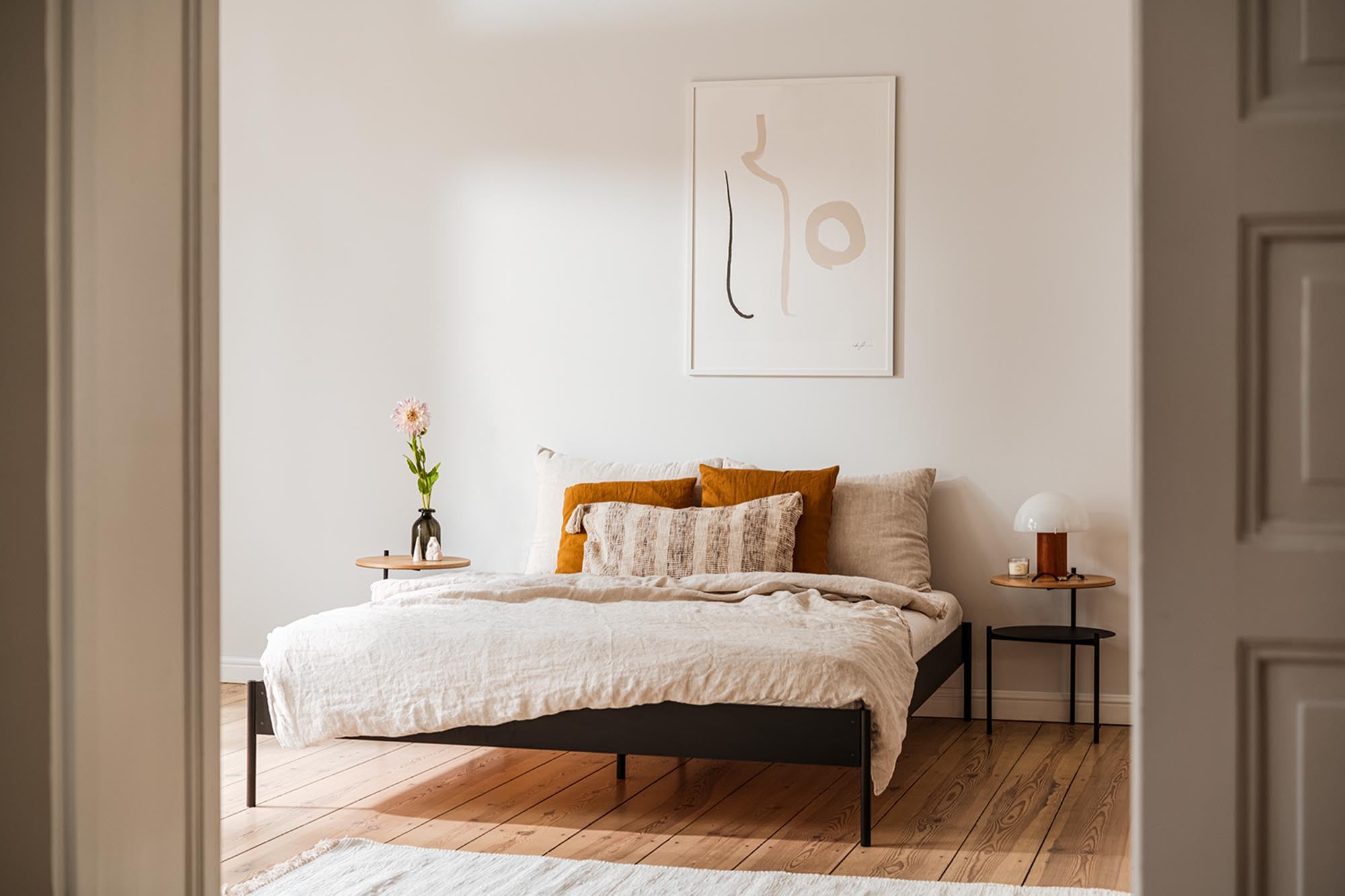 Eton Bett Basic von Noo.ma: Modernes Bett mit robustem Stahlgestell und integriertem Lattenrost für optimalen Schlafkomfort.