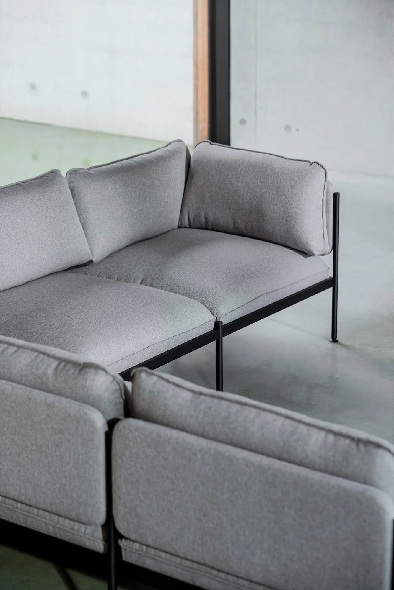 Toom Modular Sofa 6-Sitzer in Pale Grey  präsentiert im Onlineshop von KAQTU Design AG. Ecksofa links ist von Noo.ma