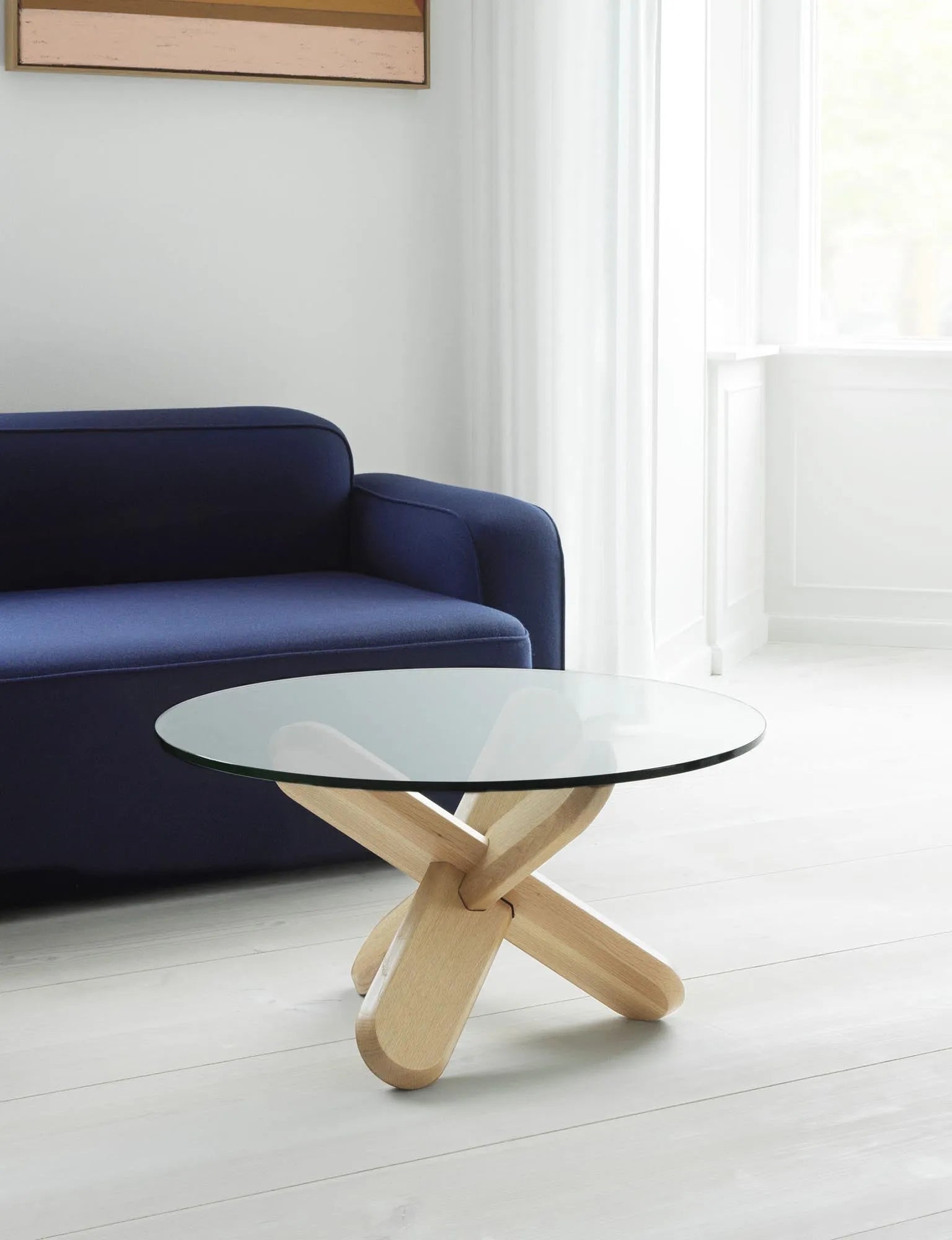 Eleganter Ding Tisch von Normann Copenhagen in stilvollem Design.