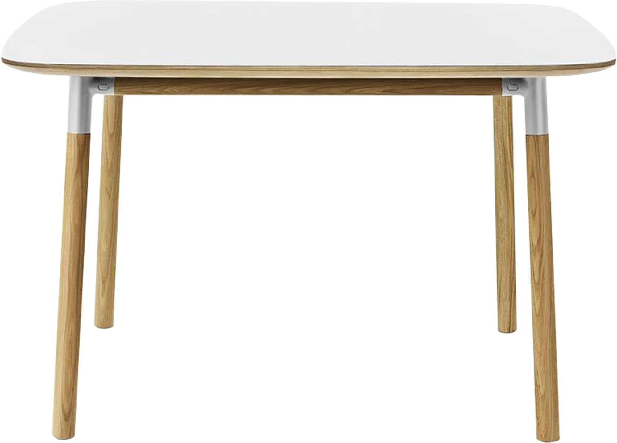 Der Form Tisch 120x120 von Normann Copenhagen besticht durch minimalistisches Design, Eiche und Linoleum für zeitlose Eleganz.