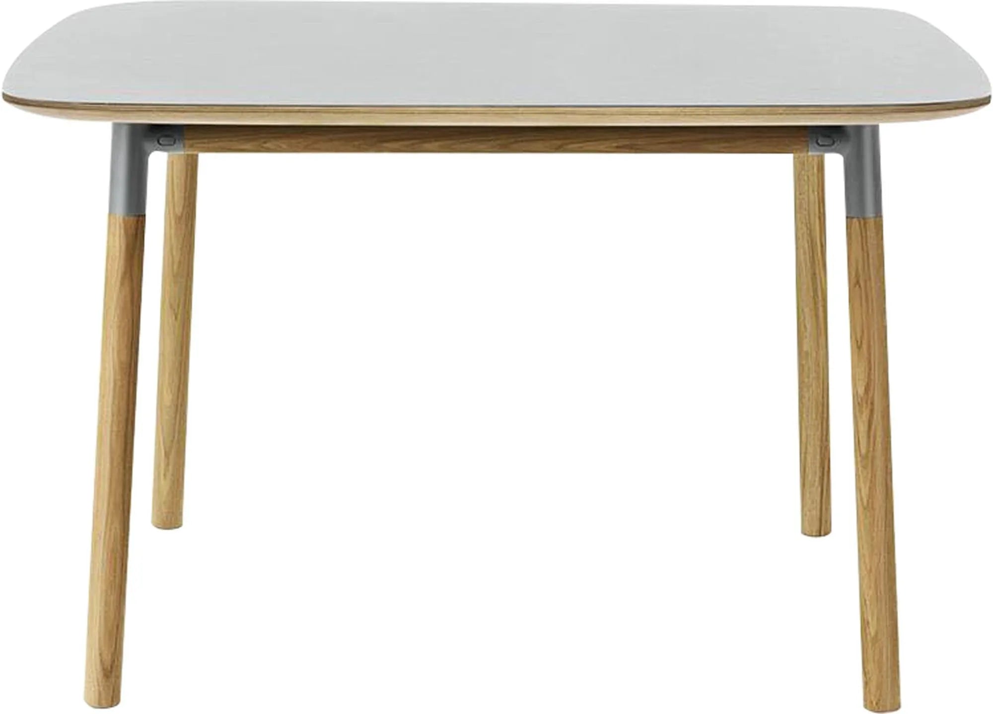 Form Tisch 120x120 von Normann Copenhagen: Modernes, minimalistisches Design.