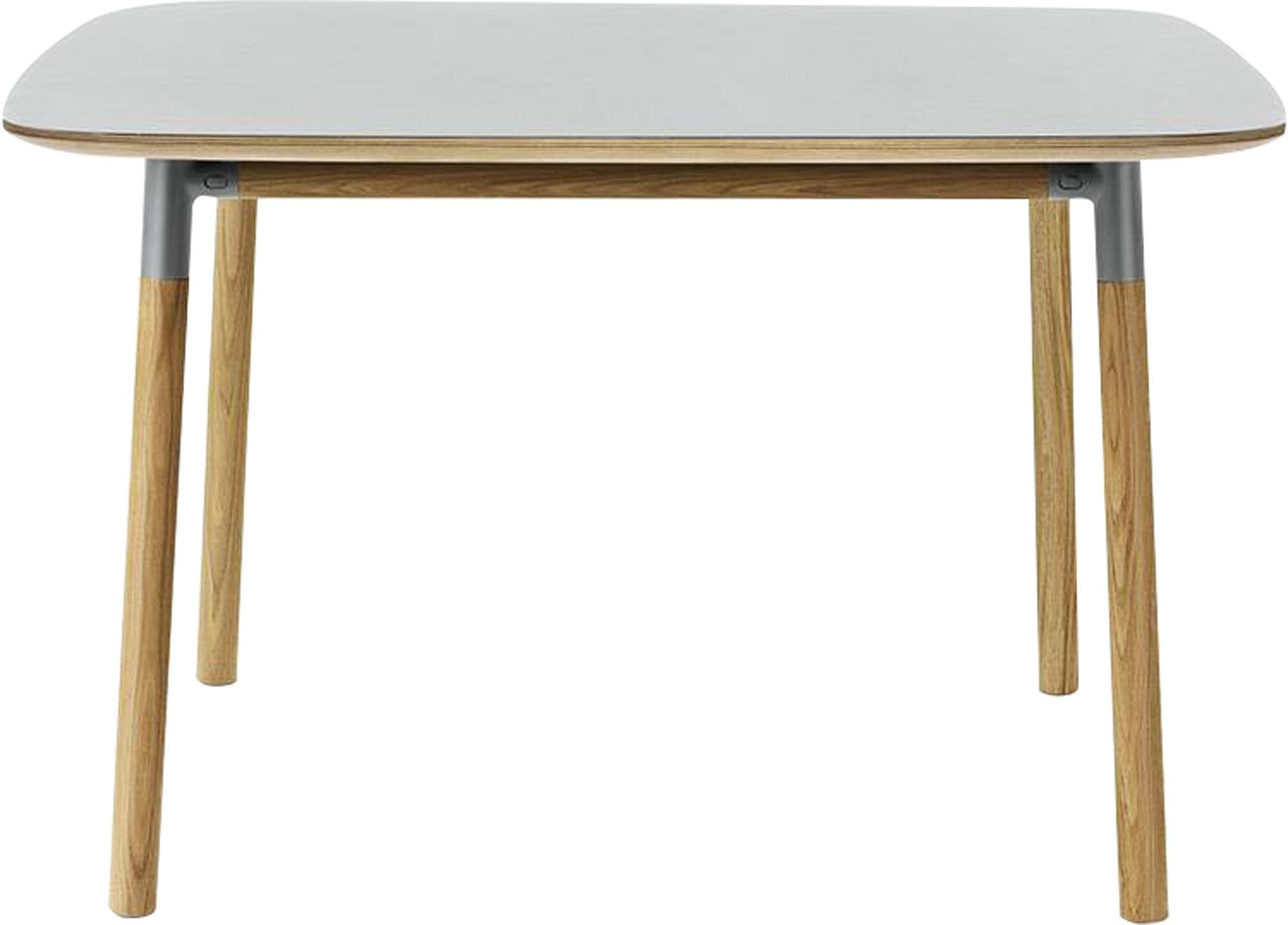 Erleben Sie den Form Tisch 120x120 von Normann Copenhagen – ein zeitloses, quadratisches Design, das Eleganz und praktische Nutzung harmonisch verbindet.