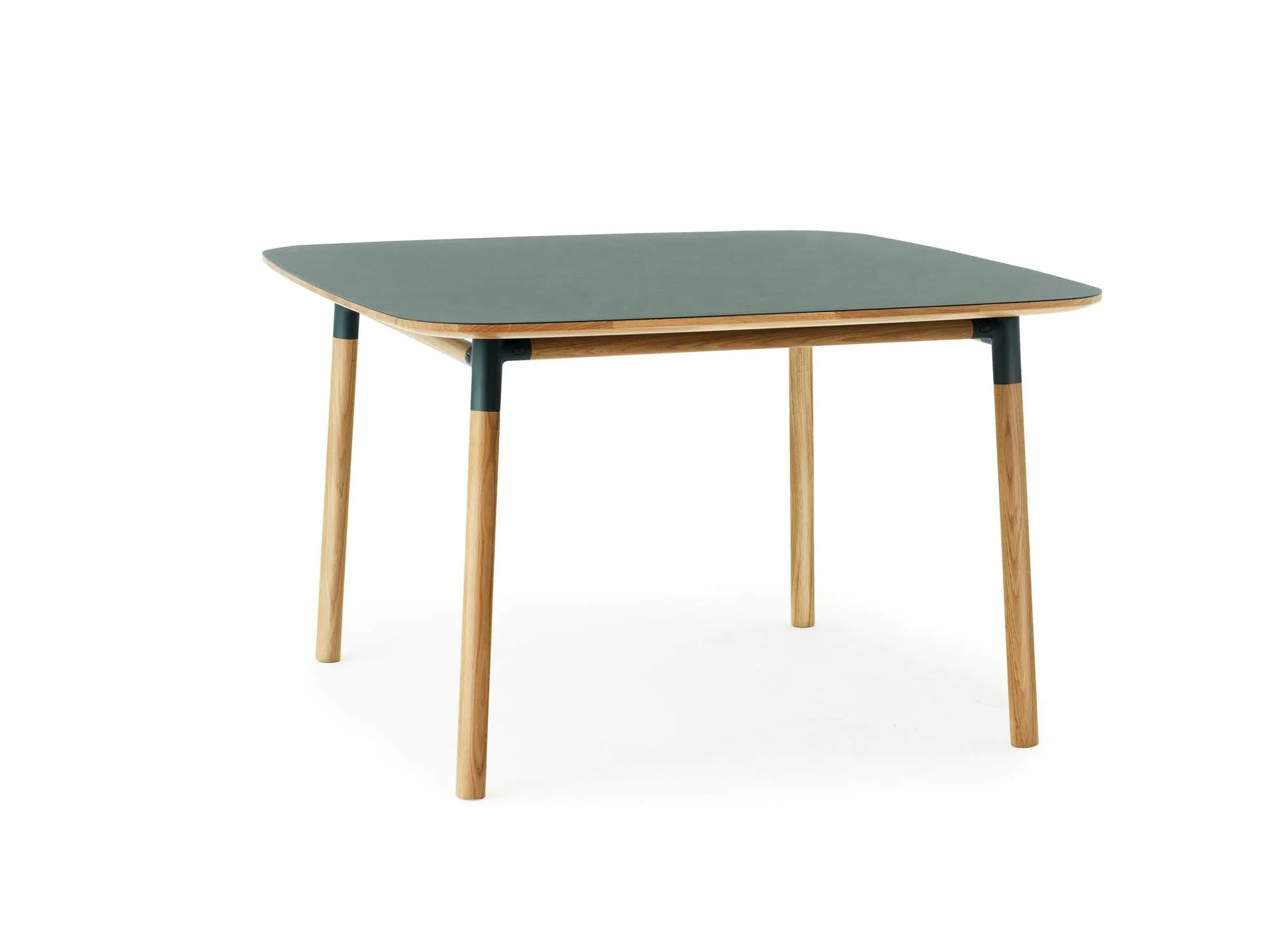 Form Tisch 120x120: Skandinavisches Design von Normann Copenhagen.