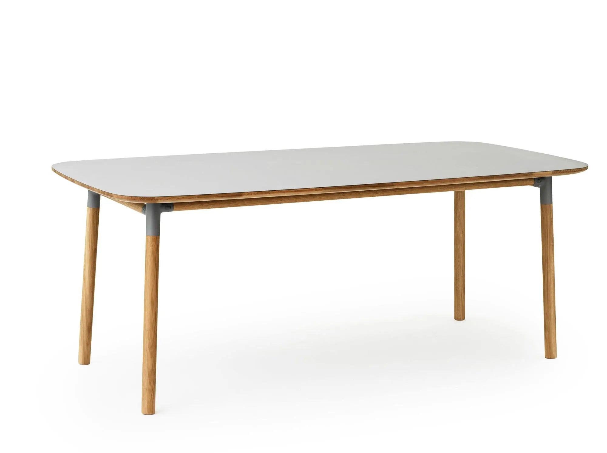 Eleganter Form Tisch 95x200 von Normann Copenhagen für modernes Wohnen.