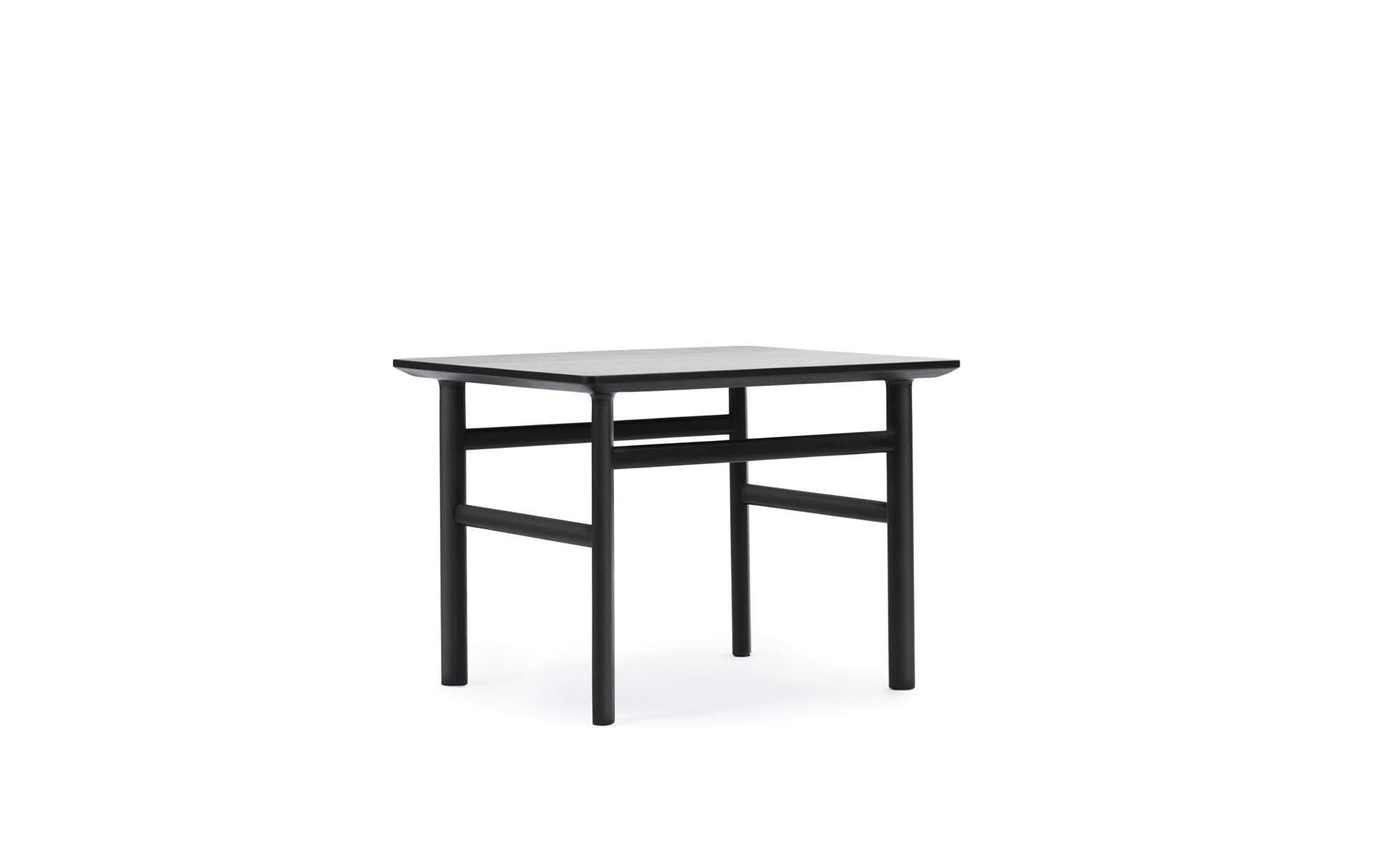 Zeitloser Grow Couchtisch von Normann Copenhagen aus edlem Holz.