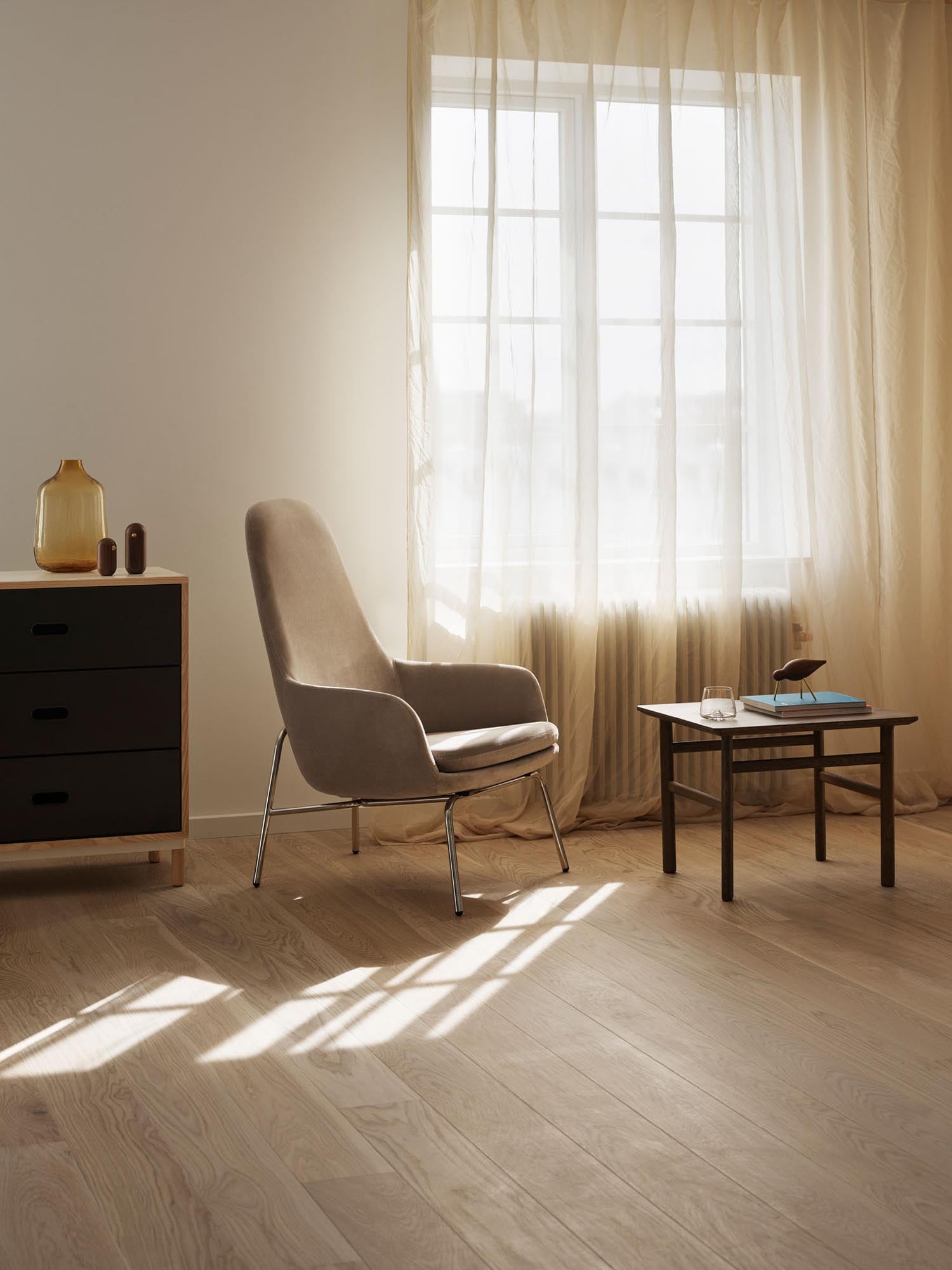 Eleganter Grow Couchtisch von Normann Copenhagen aus hochwertigem Holz.