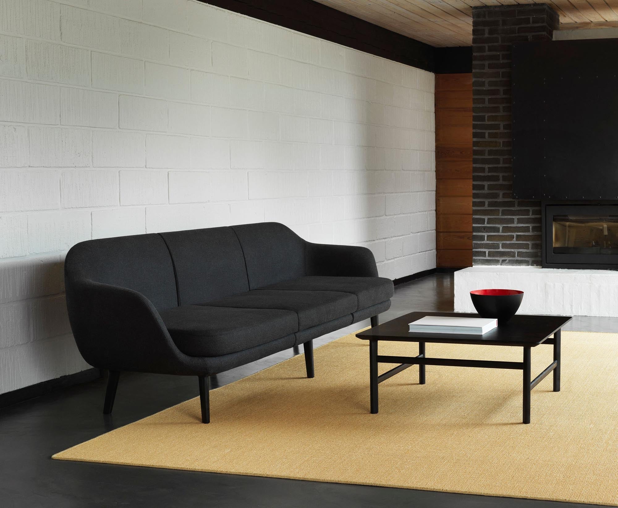 Moderner Grow Couchtisch von Normann Copenhagen aus feinem Holz.
