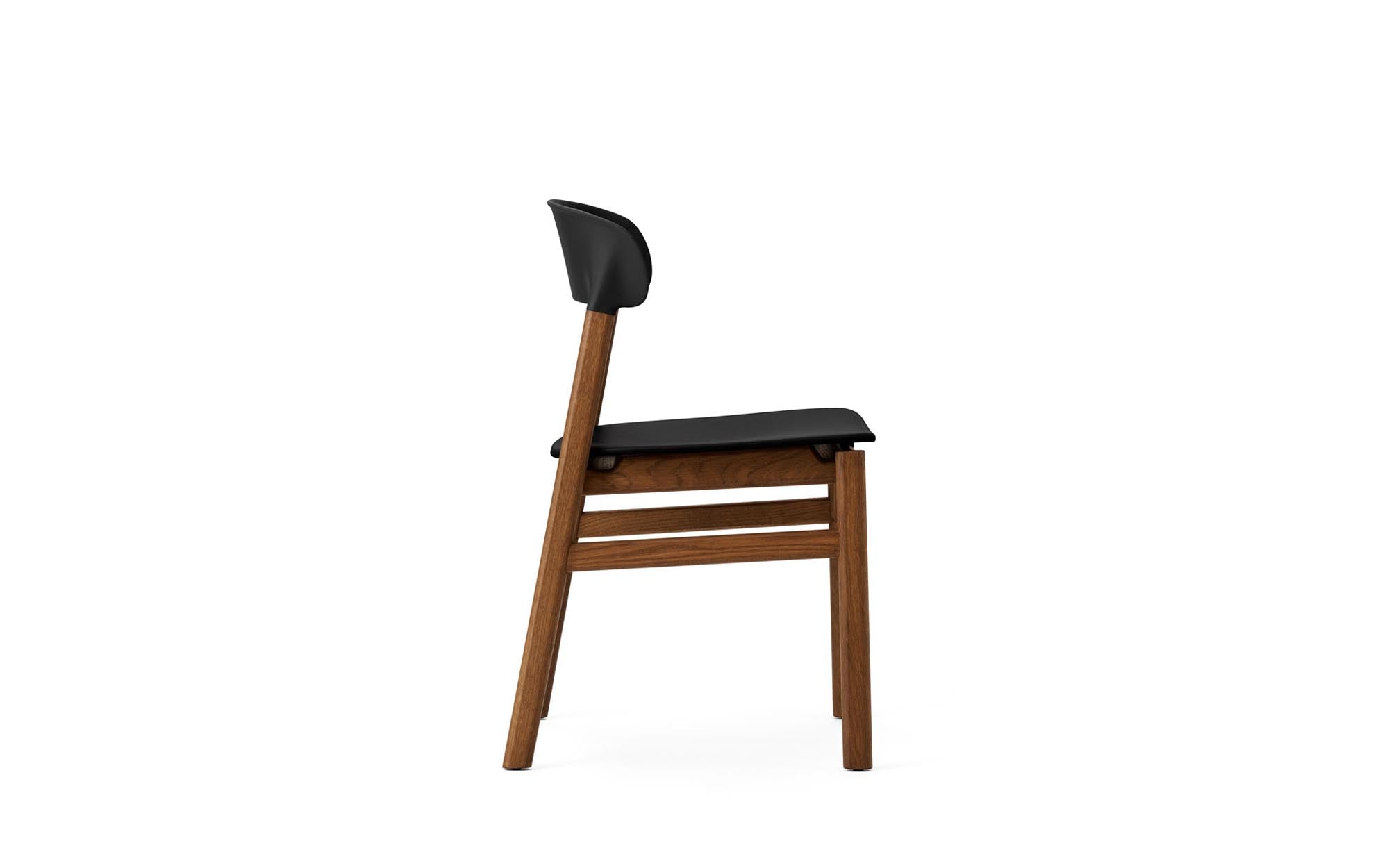 Entdecken Sie den Herit Stuhl von Normann Copenhagen: zeitloses Design aus gebeizter Eiche, vereint Tradition und modernen Komfort.