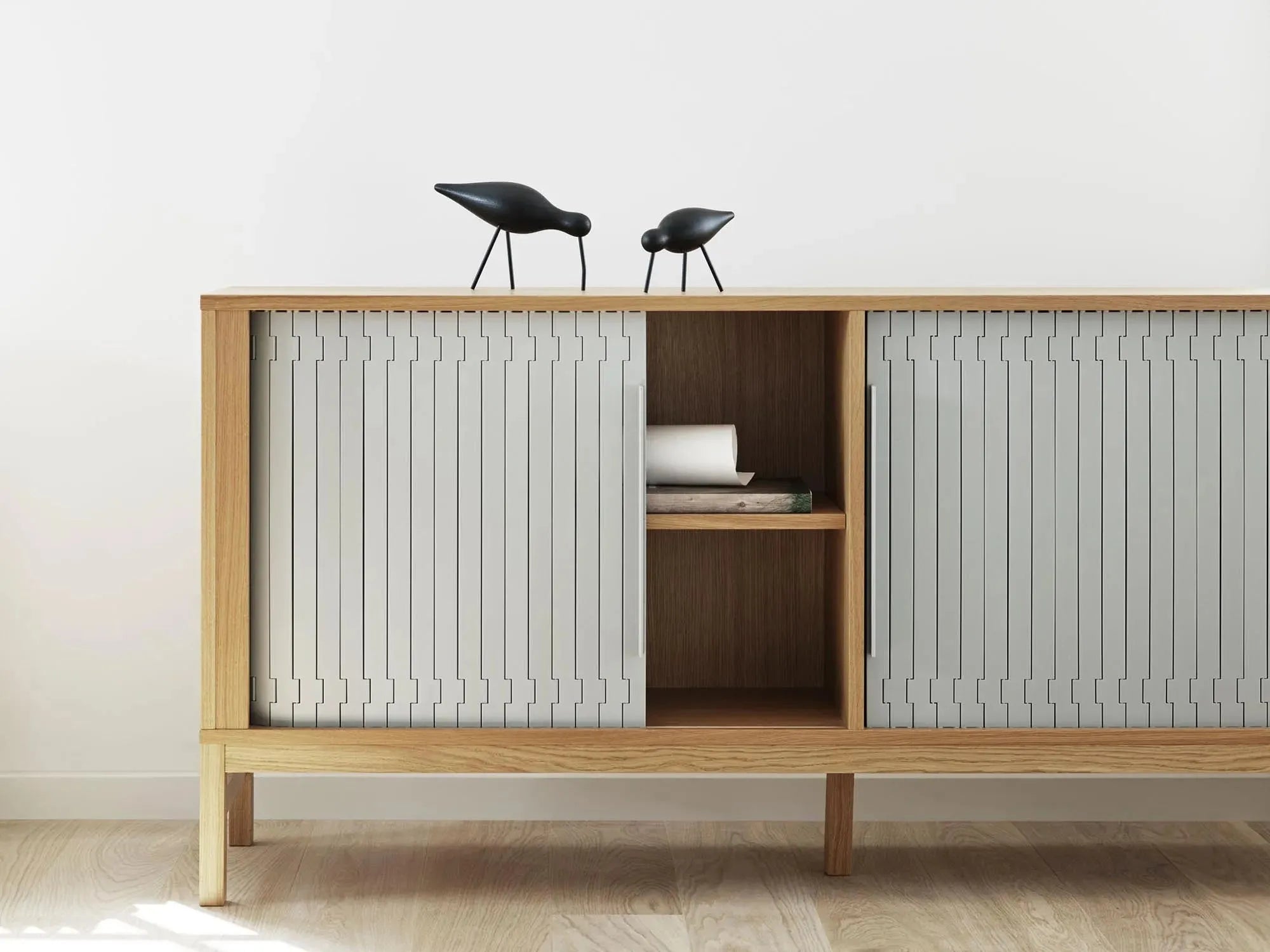 Elegantes Jalousi Sideboard: Skandinavisches Design trifft Funktionalität.