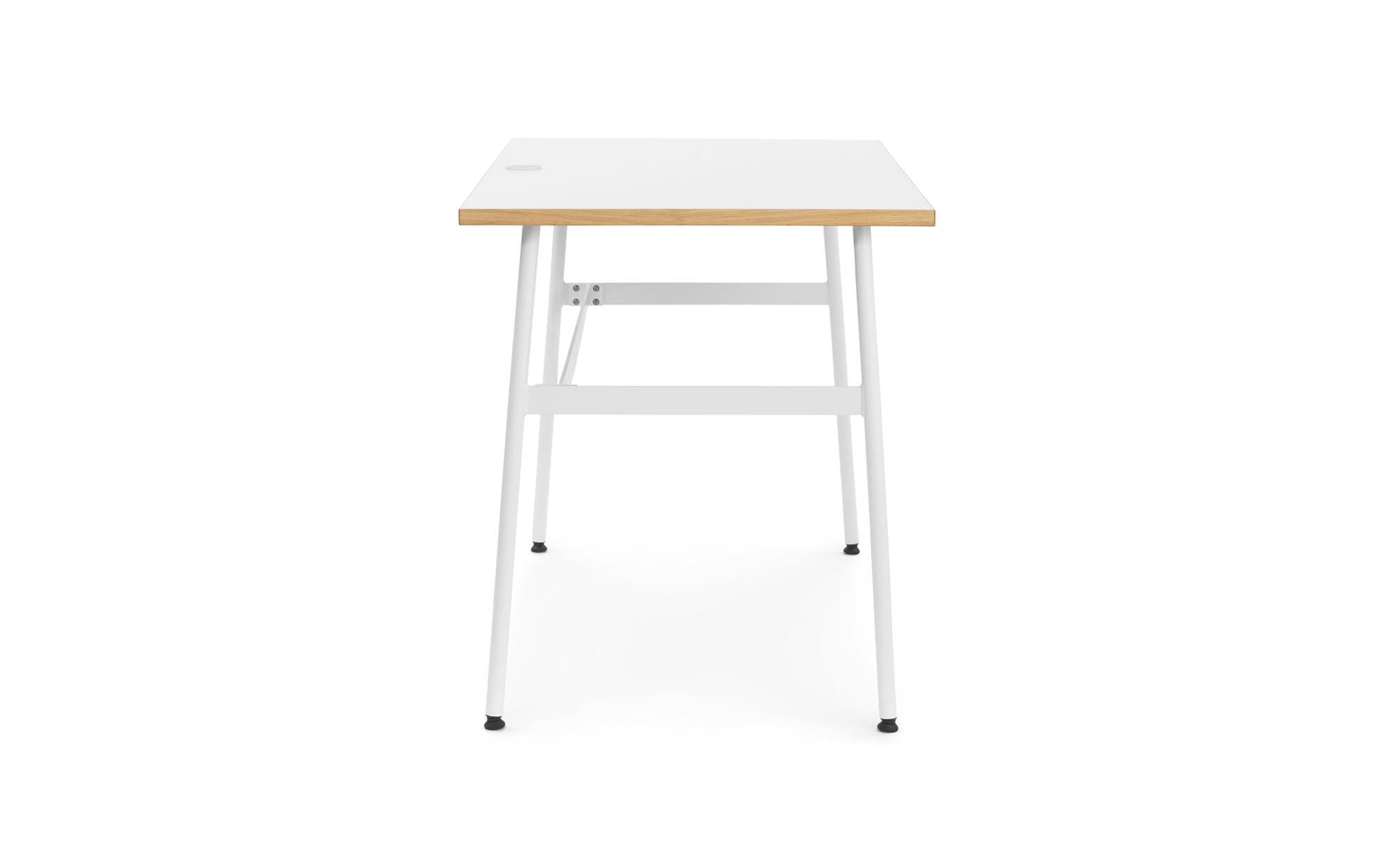 Eleganter Journal Schreibtisch von Normann Copenhagen für modernes Wohnen.