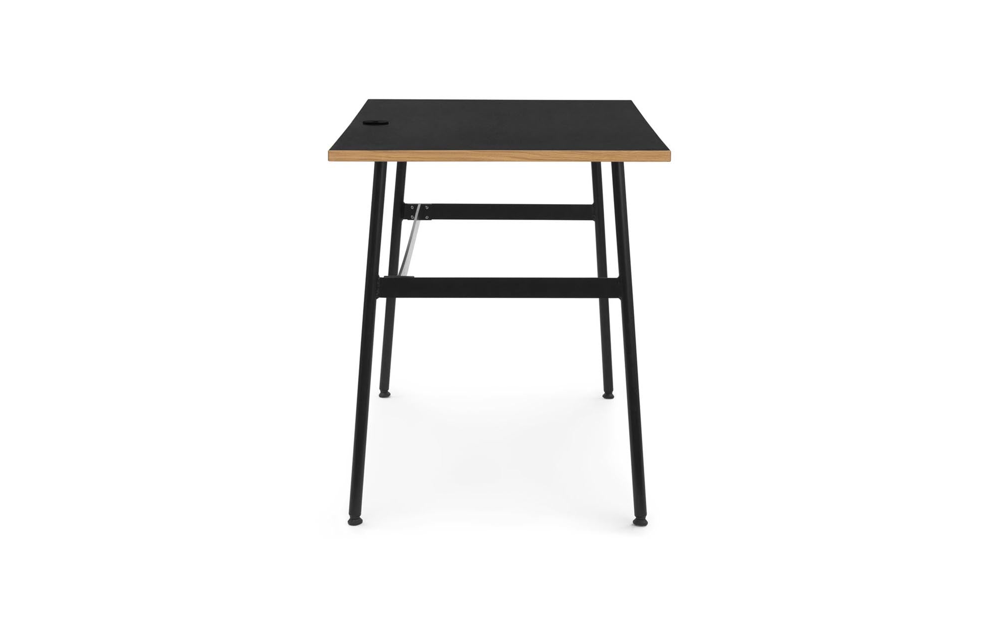 Stilvoller Journal Schreibtisch: Perfekte Balance aus Form und Funktion.