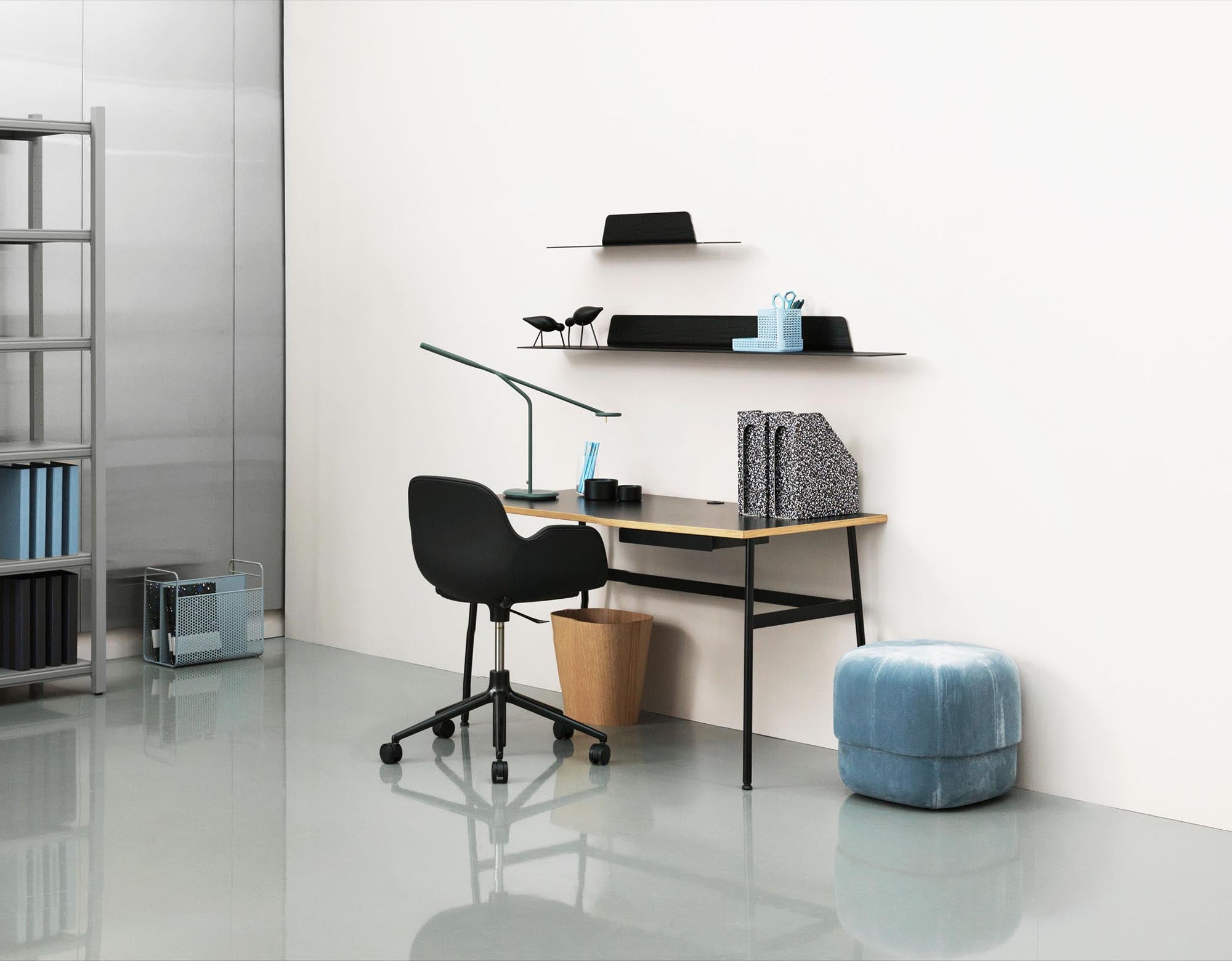 Eleganter Journal Schreibtisch: Skandinavisches Design für Ihr Büro.