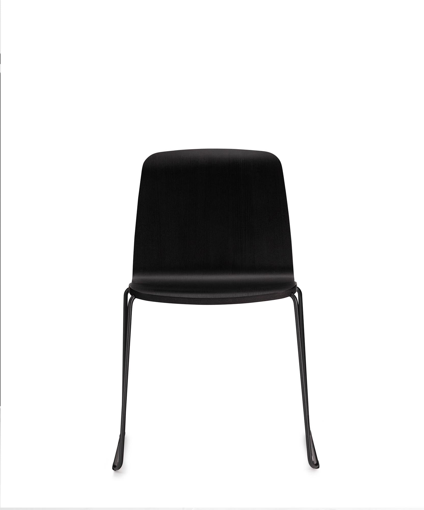 Der Just Stuhl von Normann Copenhagen vereint modernes Design mit Funktionalität. Ideal für jeden Raum, bietet er Komfort und Stil.