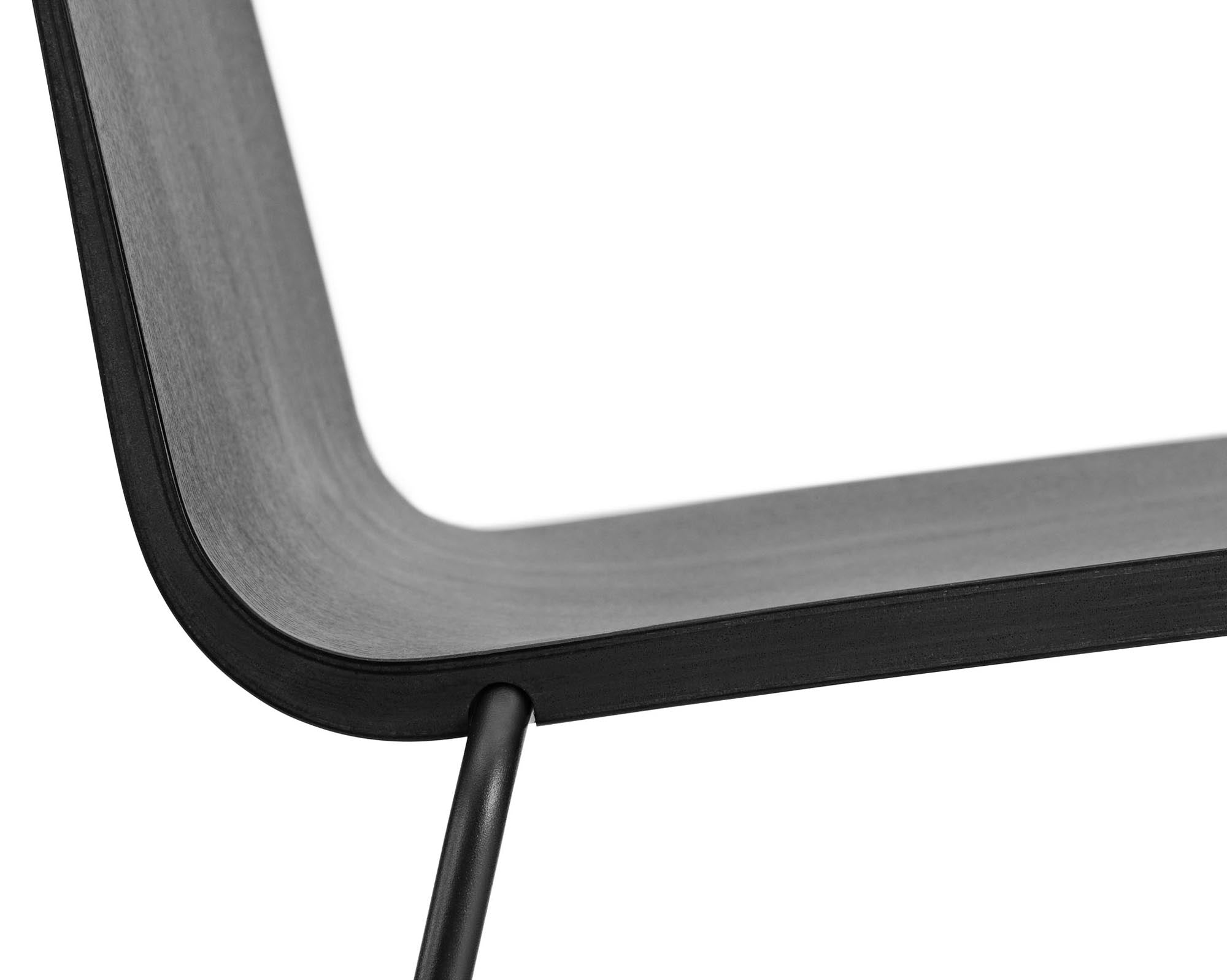 Eleganter Schalenstuhl, stapelbar, mit diskretem Gestell und vielseitigen Optionen für jeden Raum.