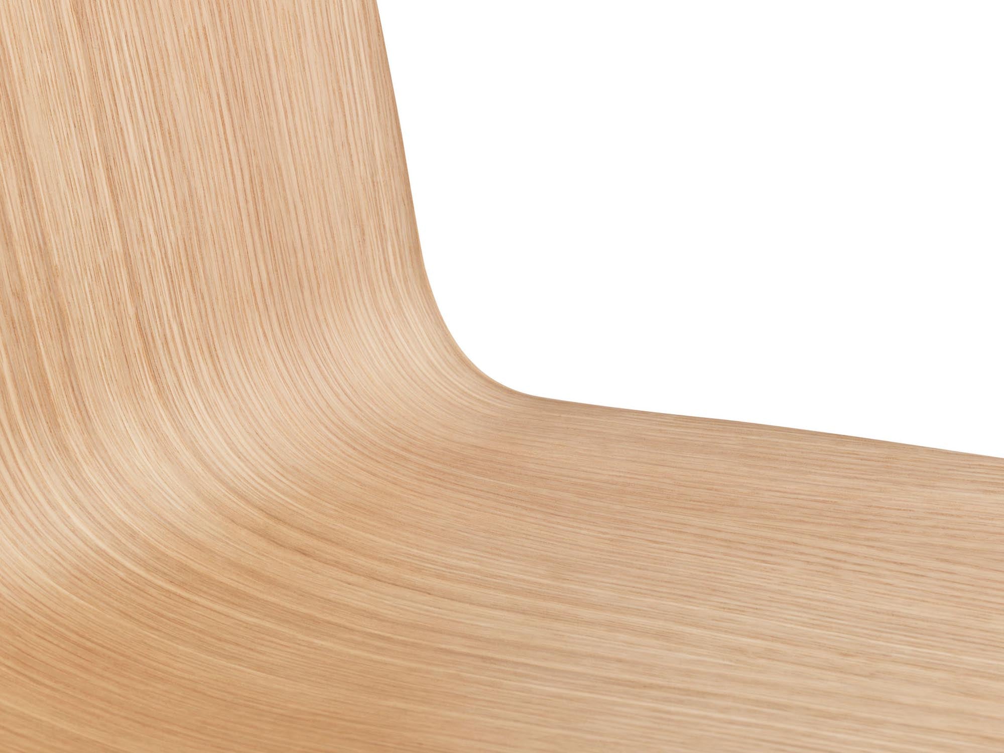 Der Just Stuhl von Normann Copenhagen: Schlicht, stapelbar, mit Bugholz-Schale und vielfältigen Optionen in Farbe und Material.