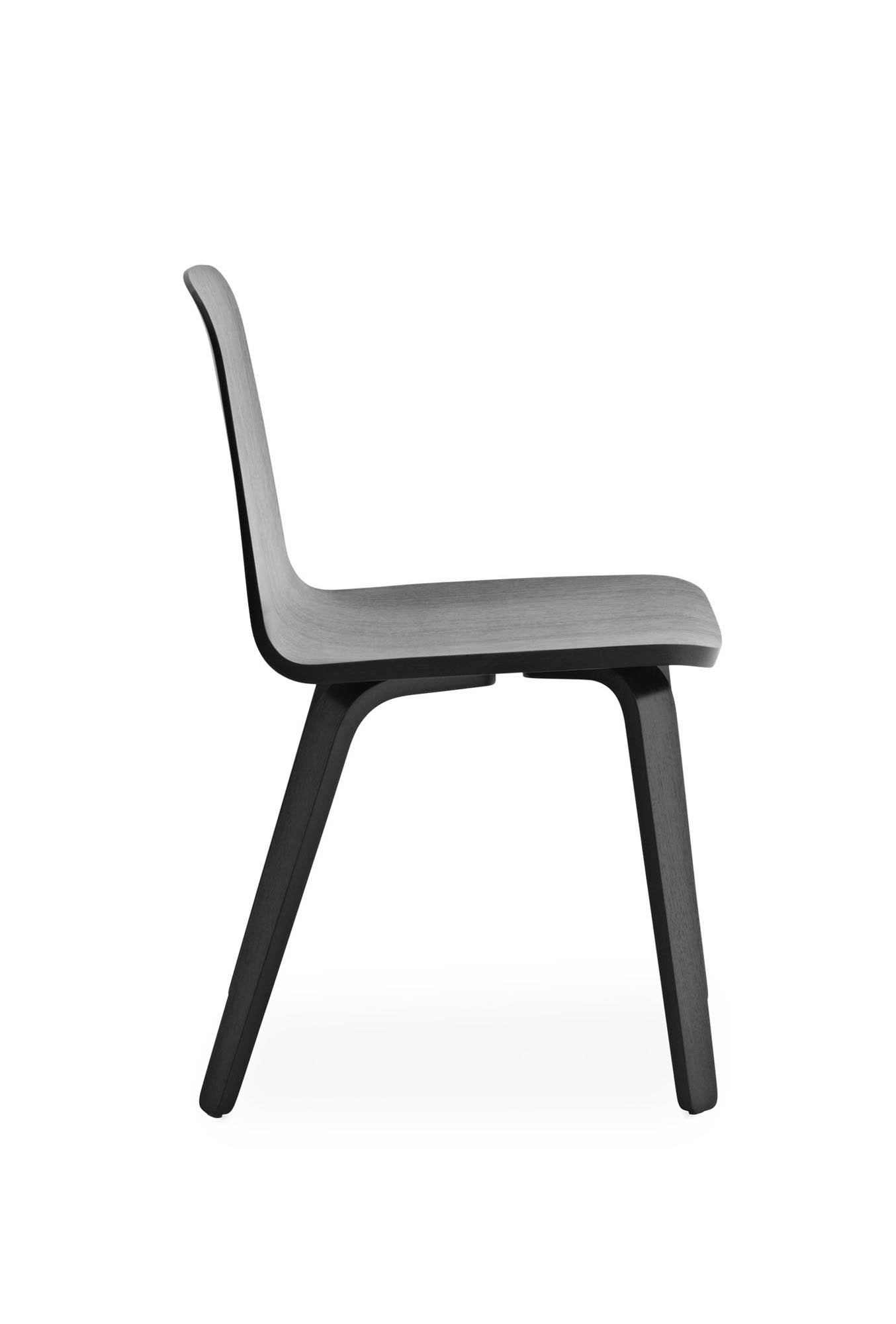 Entdecken Sie den Just Stuhl von Normann Copenhagen: Ein stilvolles Eichenmöbel, das zeitlose Eleganz und Anpassungsfähigkeit für Ihr Zuhause bietet.