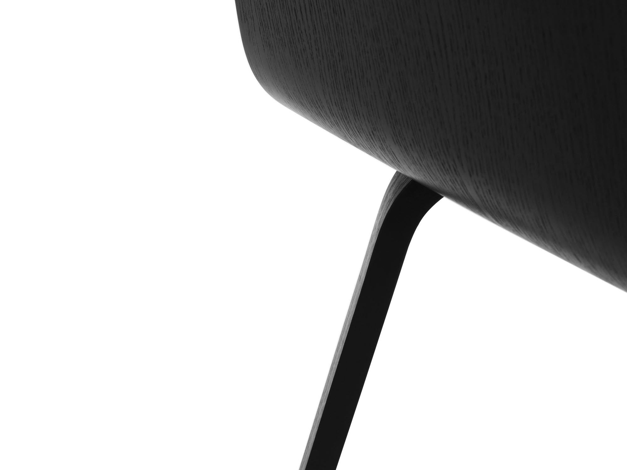 Erleben Sie den Just Stuhl von Normann Copenhagen: Minimalistisches Eichen-Design, das Eleganz und Funktionalität vereint – perfekt für jedes Zuhause.