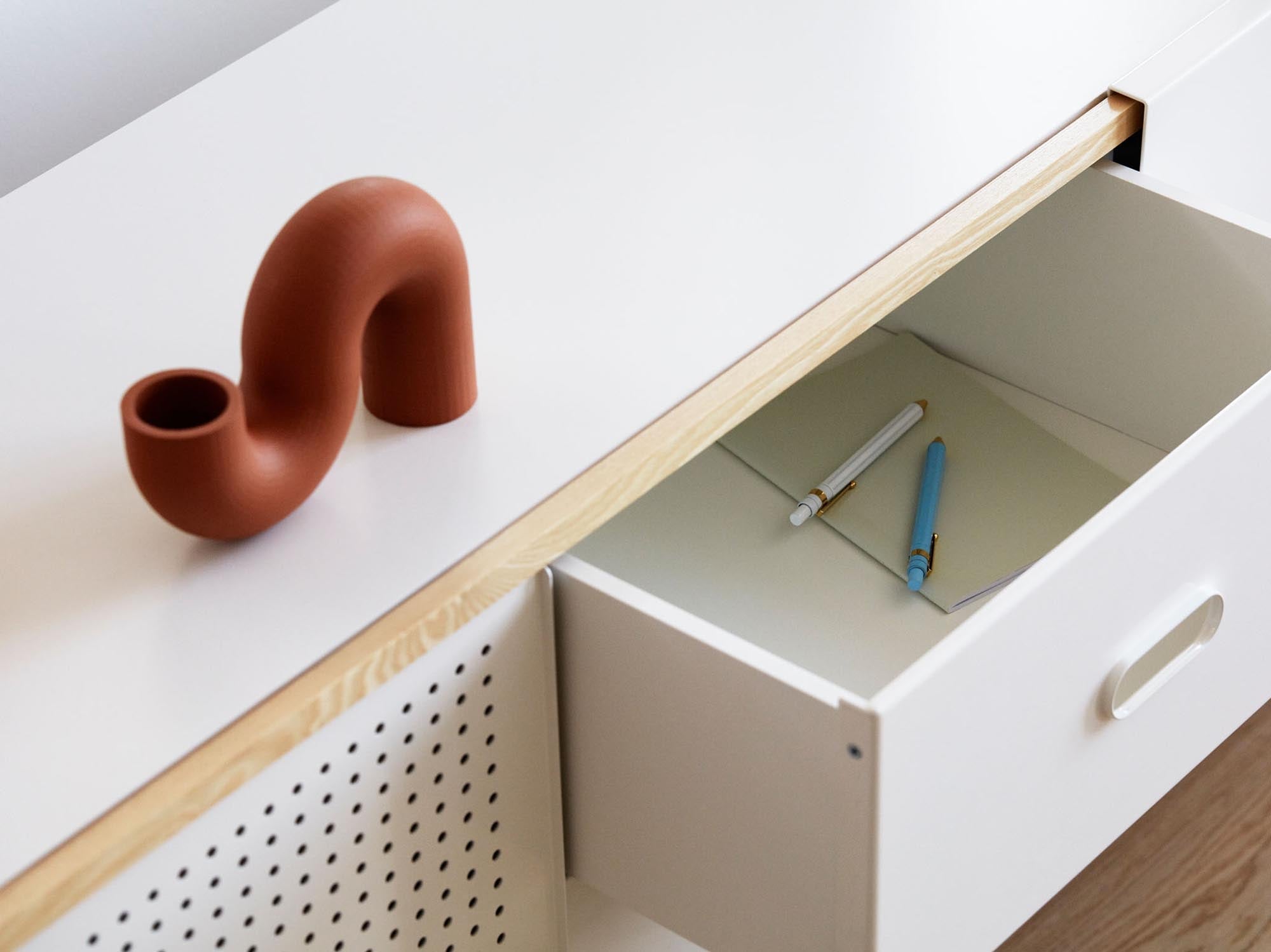 Elegantes Kabino Sideboard mit Schubladen von Normann Copenhagen.