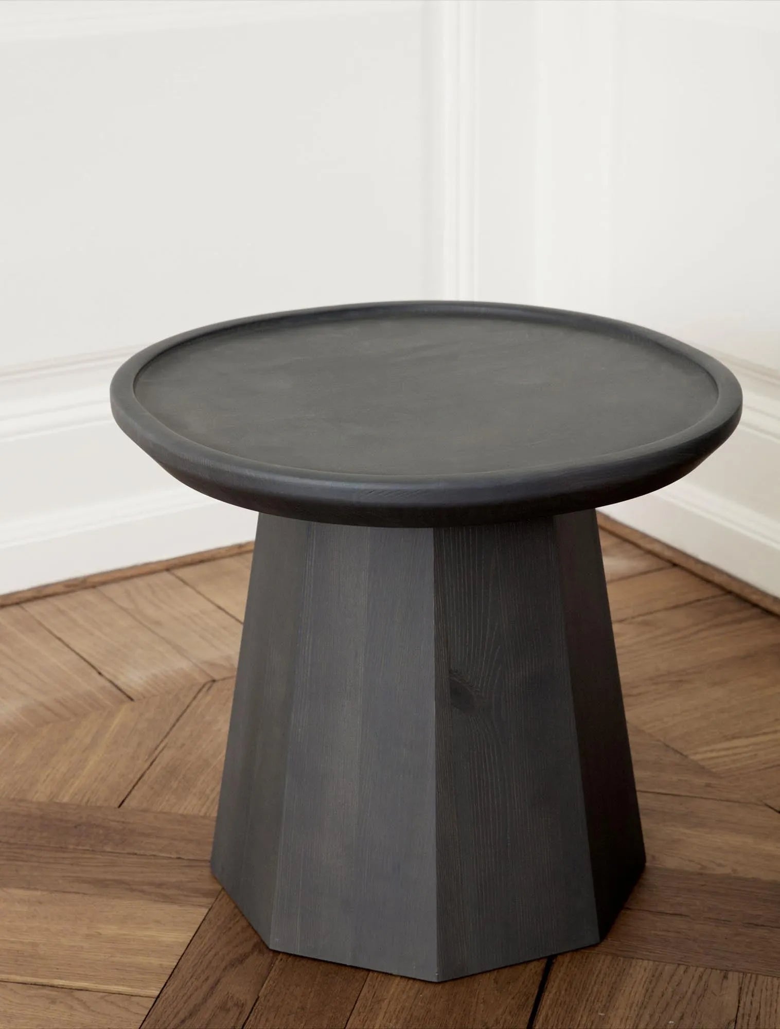 Kompakter Pine Tisch Small von Normann Copenhagen im skandinavischen Look.