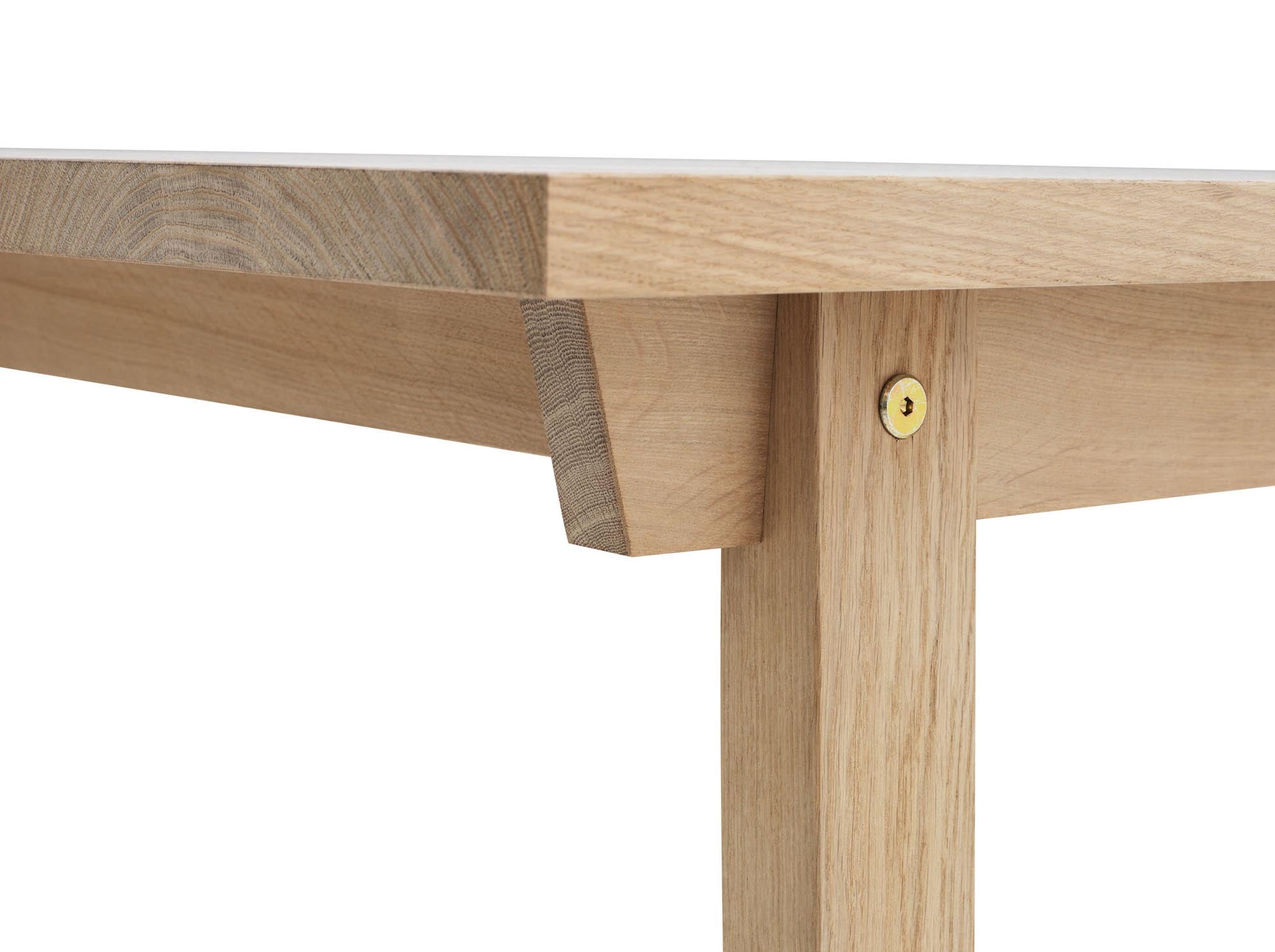Entdecken Sie den Slice Tisch 90x300 cm von Normann Copenhagen – ein Meisterwerk skandinavischen Designs, ideal für stilvolle Räume.