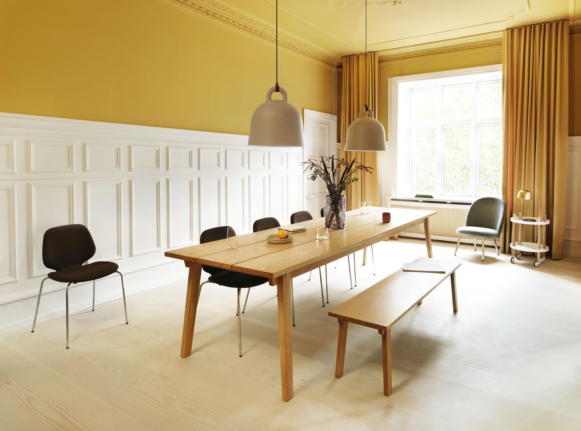 Entdecken Sie den Slice Tisch 90x300 cm von Normann Copenhagen – ein Meisterwerk skandinavischen Designs, ideal für stilvolle Räume.