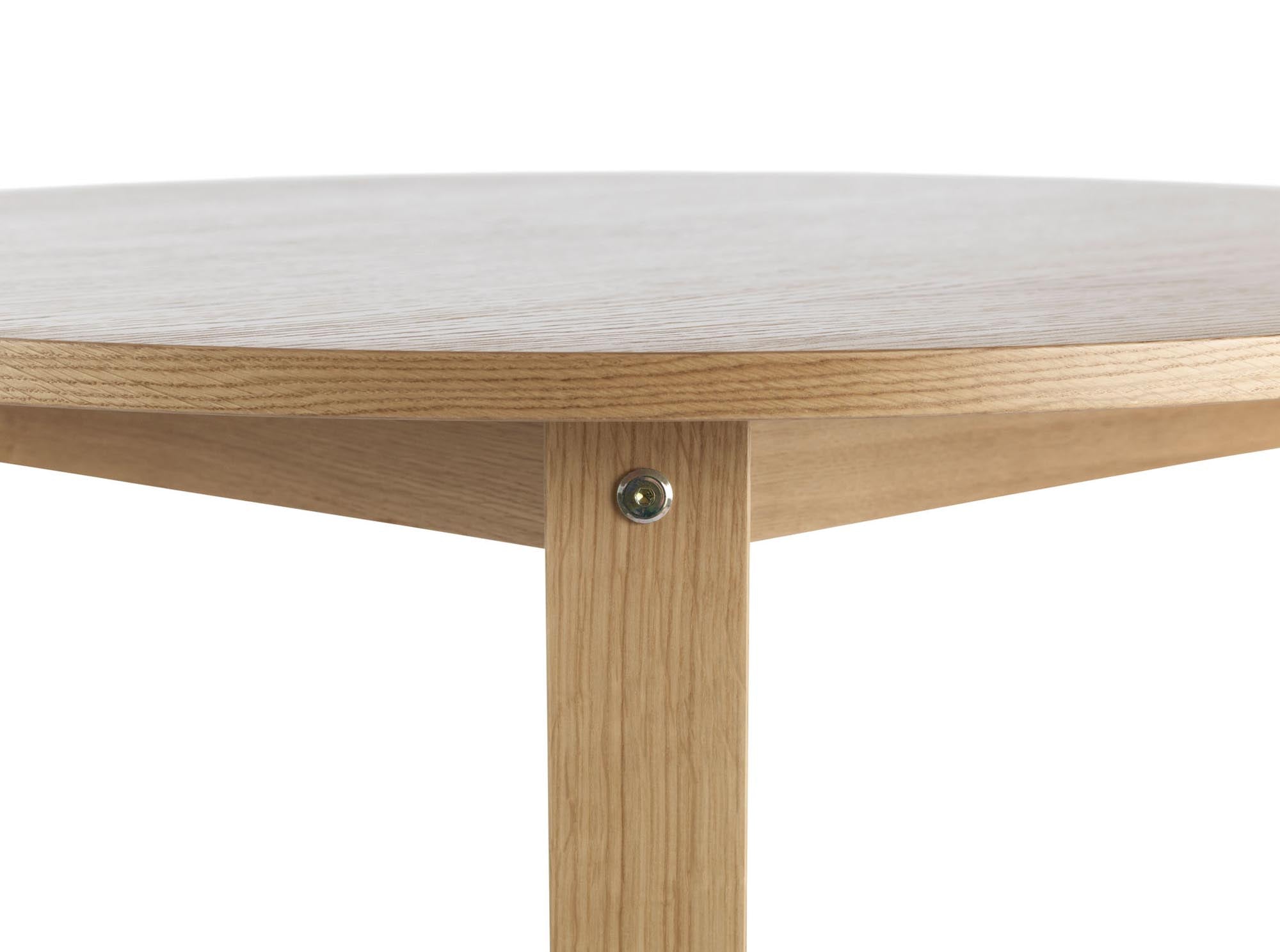 Entdecken Sie den Slice Tisch Vol. 2 von Normann Copenhagen: Ein stilvoller runder Esstisch aus nachhaltiger FSC®-Eiche, der modernes Design und praktische Nutzung vereint.