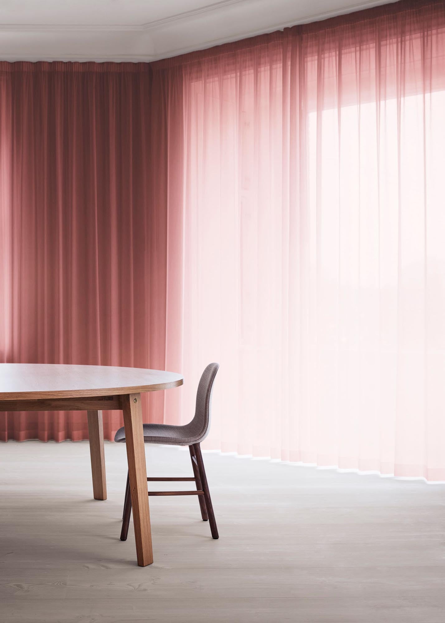 Entdecken Sie den Slice Tisch Vol. 2 von Normann Copenhagen: Eleganter runder Tisch mit stilvollem Finish, perfekt für moderne Wohn- und Arbeitsräume.