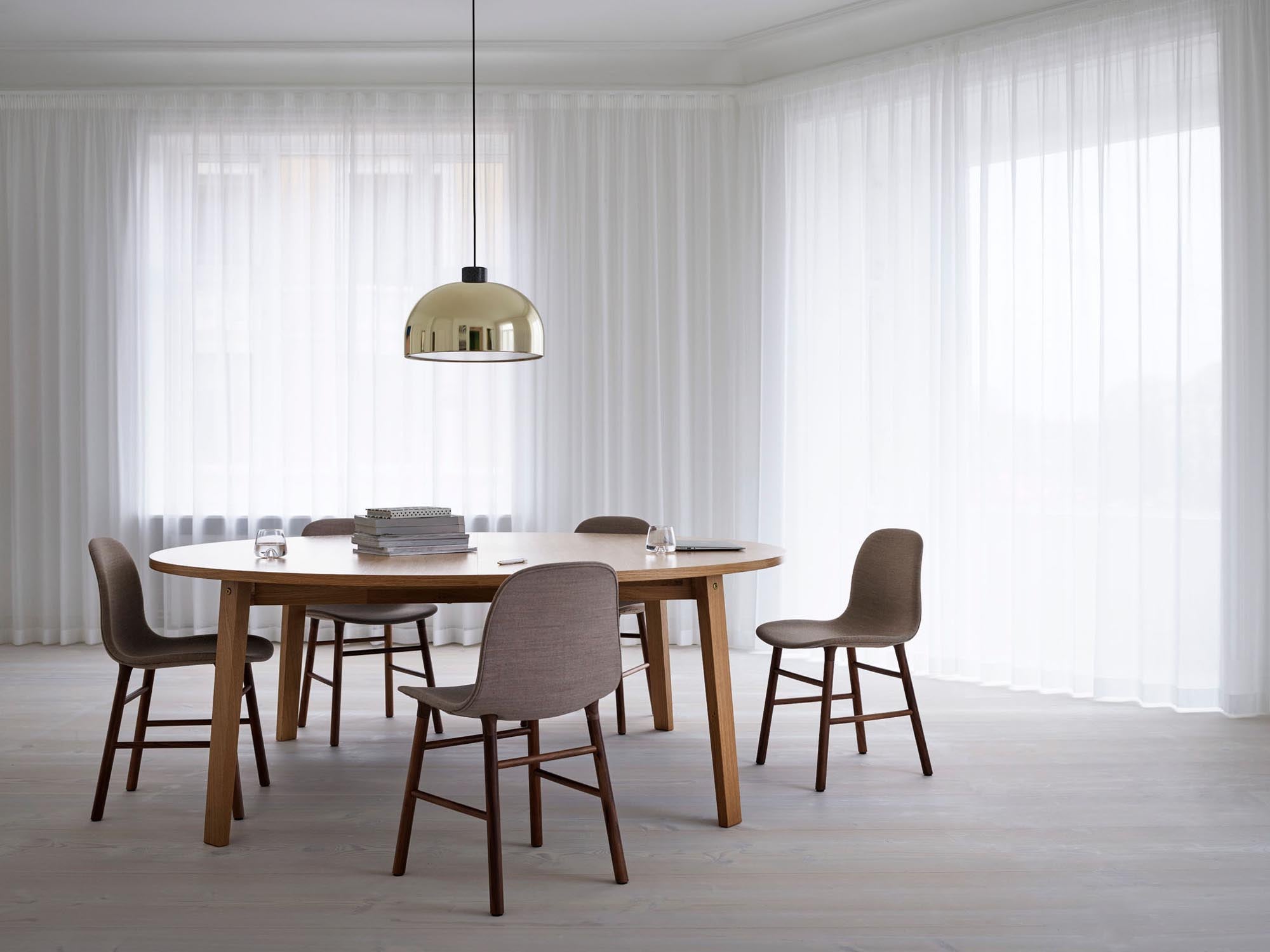 Entdecken Sie den Slice Tisch Vol. 2 rund von Normann Copenhagen – ein elegantes Möbelstück, das modernes Design und Funktionalität vereint.