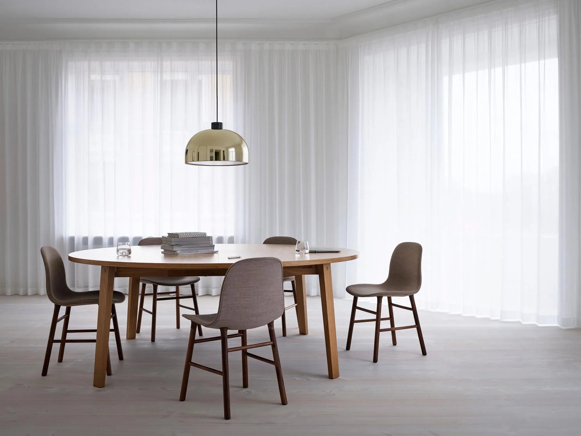 Slice Tisch Vol. 2 rund – minimalistisches Design von Normann Copenhagen.