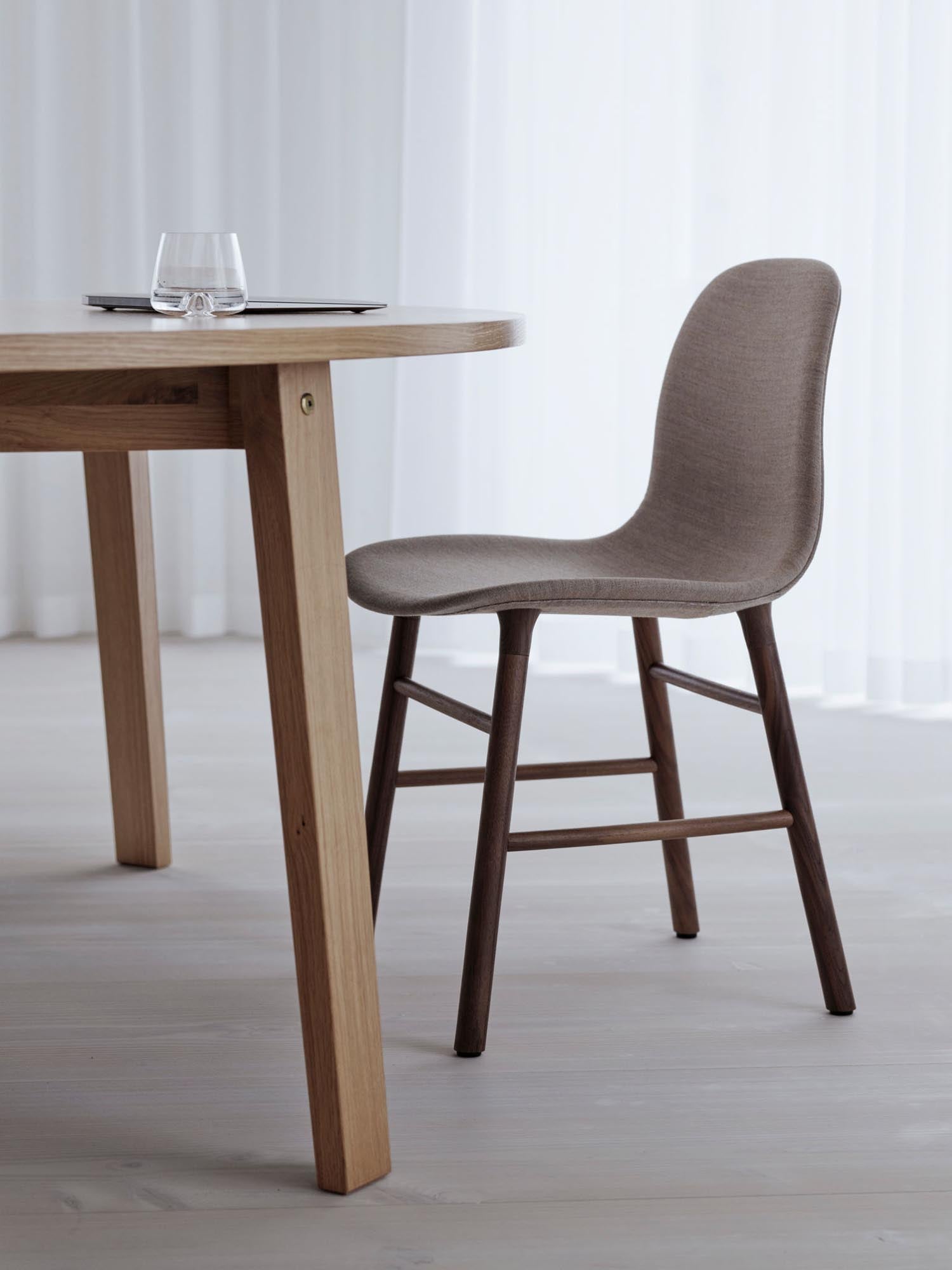 Slice Tisch Vol. 2 Ø200 cm – runder Esstisch aus FSC®-Eiche, vereint modernes Design mit Funktionalität und Nachhaltigkeit.