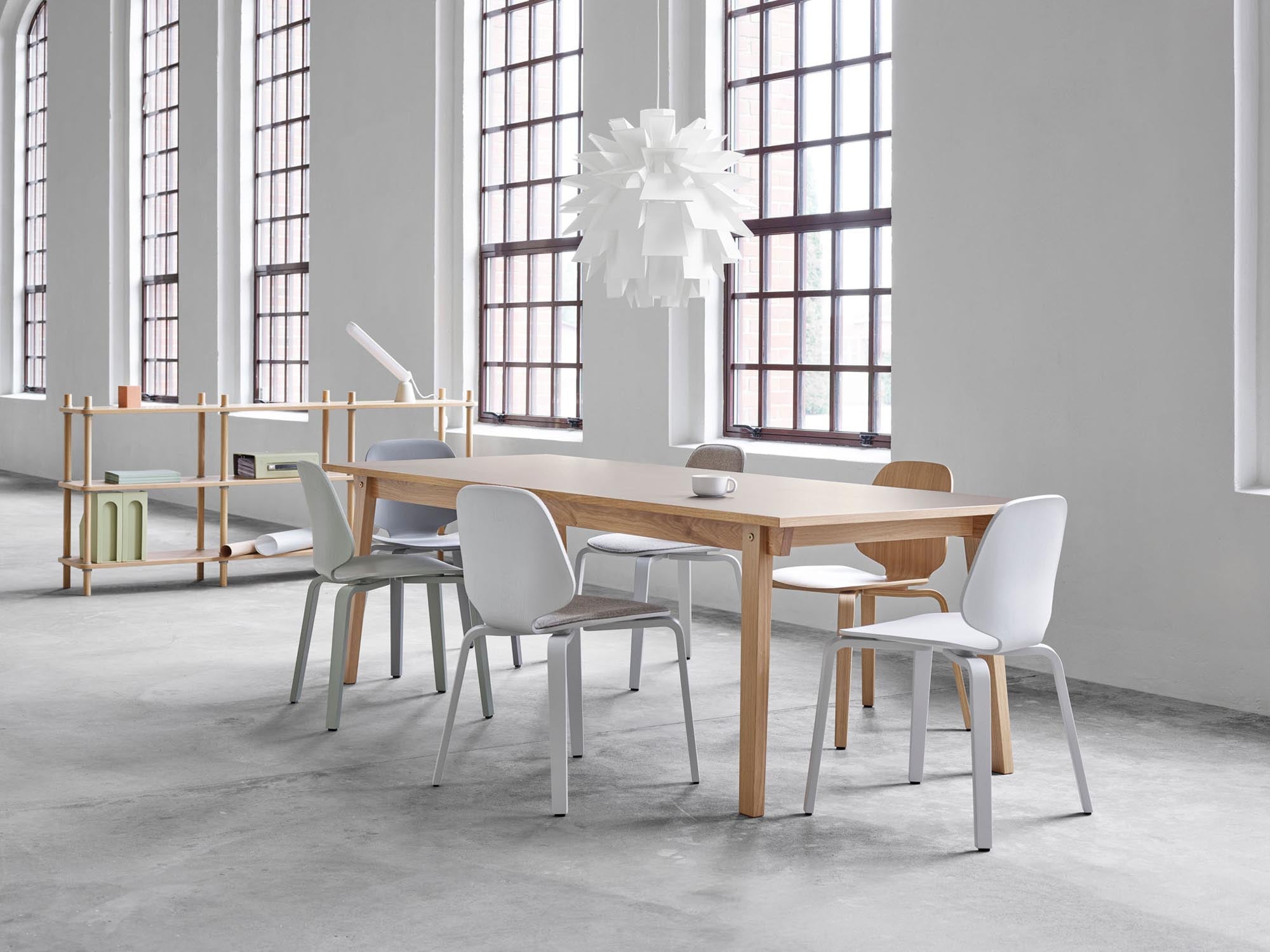 Entdecken Sie den stilvollen Slice Tisch aus hochwertigem Linoleum von Normann Copenhagen – ein modernes Highlight für Ihr Zuhause.