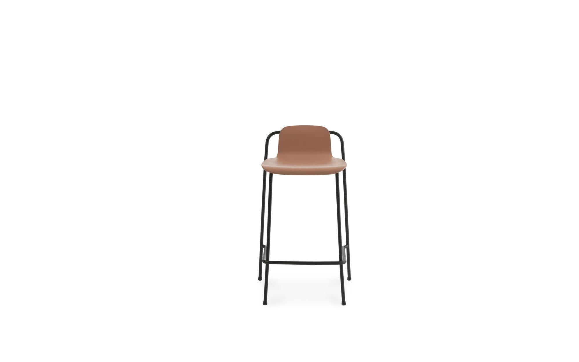 Entdecken Sie den eleganten Studio Barhocker 65 cm von Normann Copenhagen – eine harmonische Verbindung aus stilvollem Eichenfurnier und robustem Stahl, ideal für jeden Raum.