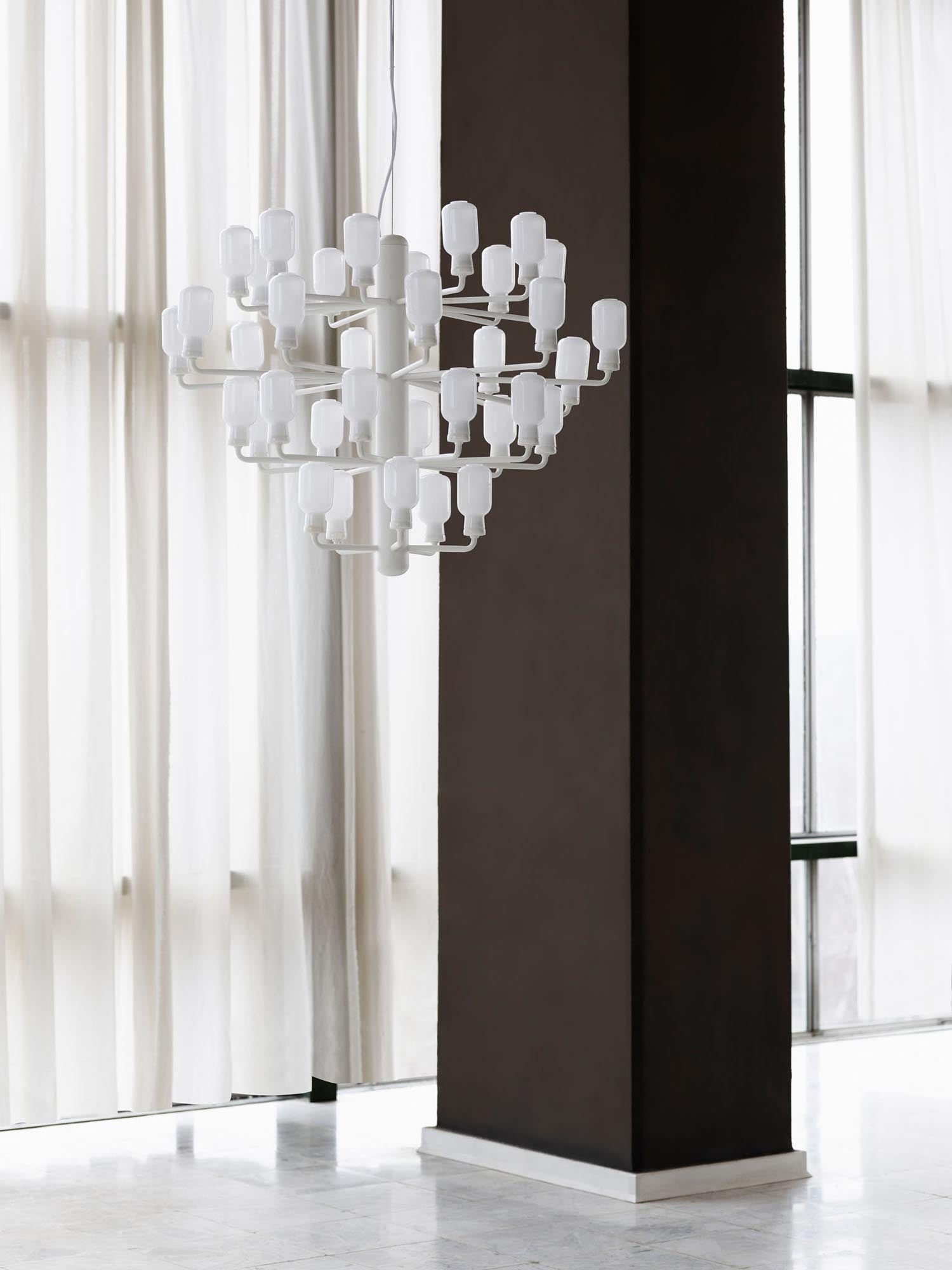 Großer Amp Kronleuchter von Normann Copenhagen, stilvoll und modern.