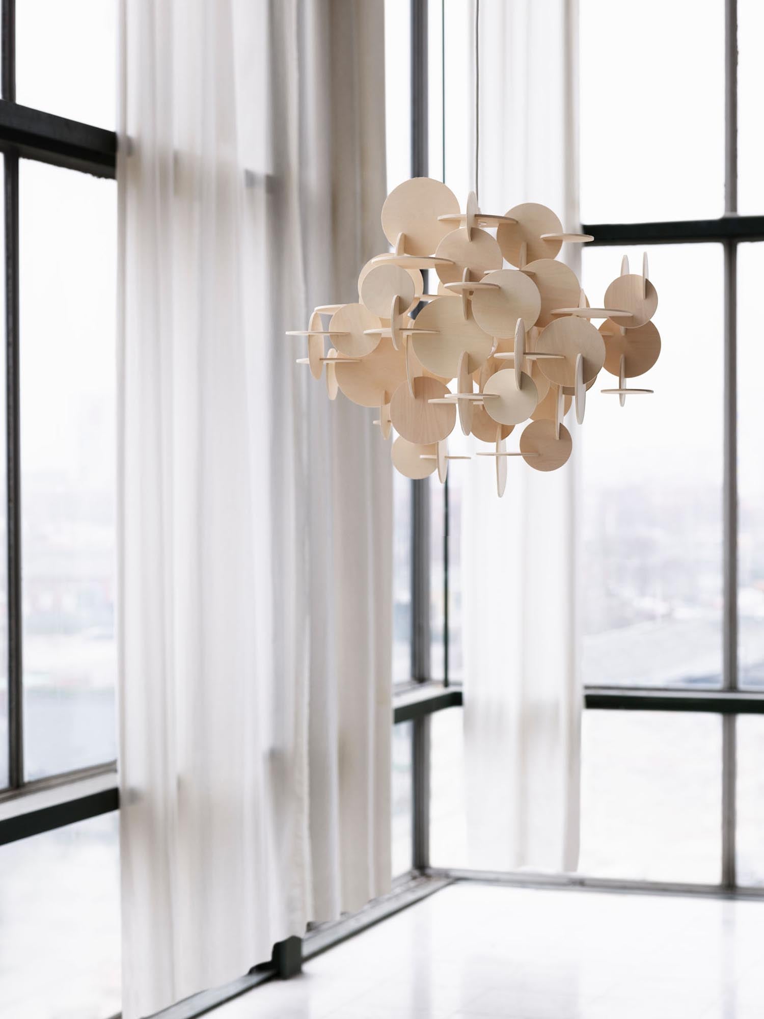 Entdecken Sie die Bau Hängeleuchte groß EU Natur von Normann Copenhagen – ein faszinierendes Designobjekt, das Funktionalität und Ästhetik vereint.