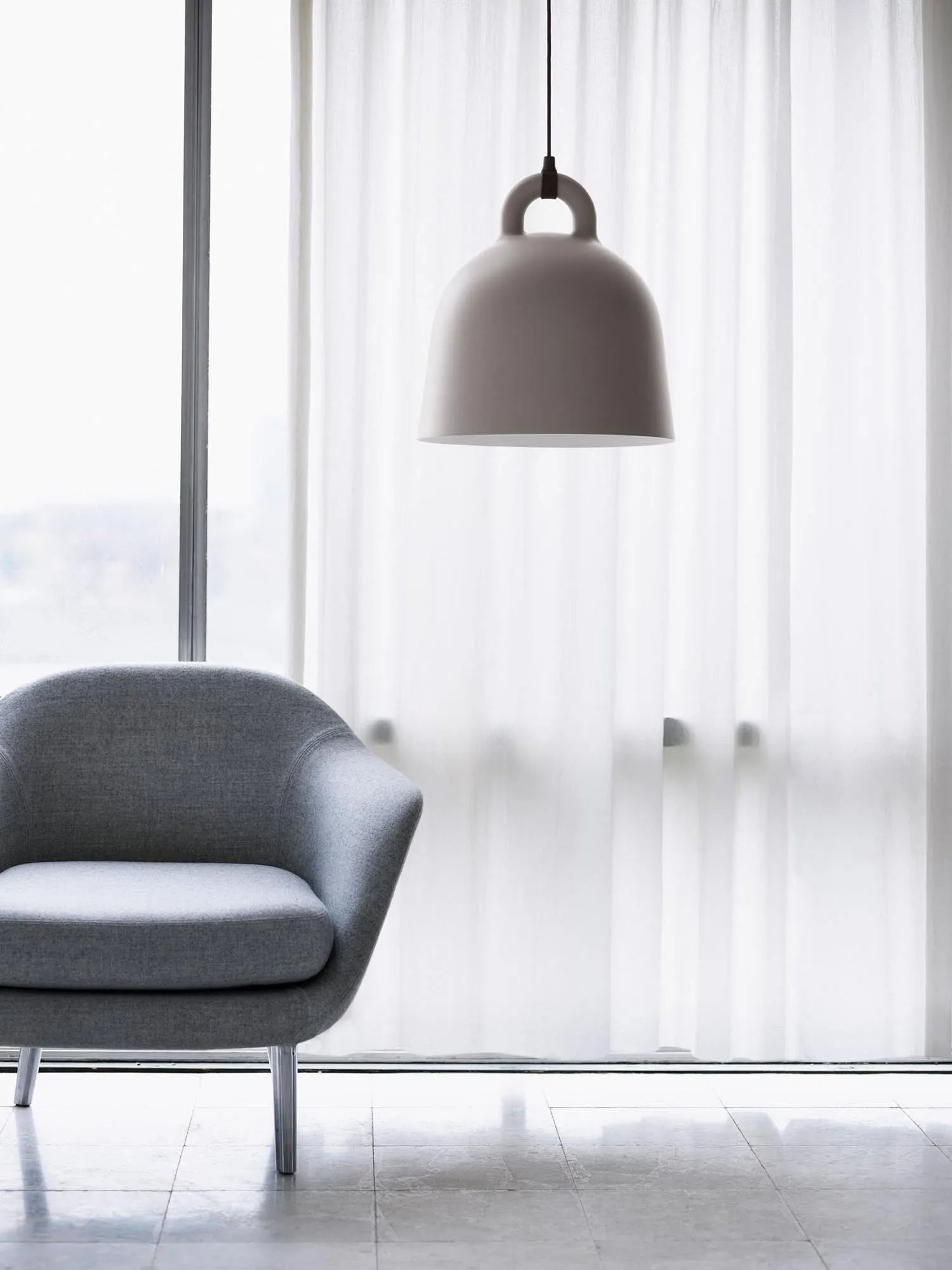 Elegante Bell Lampe medium von Normann Copenhagen für Ihr Zuhause.