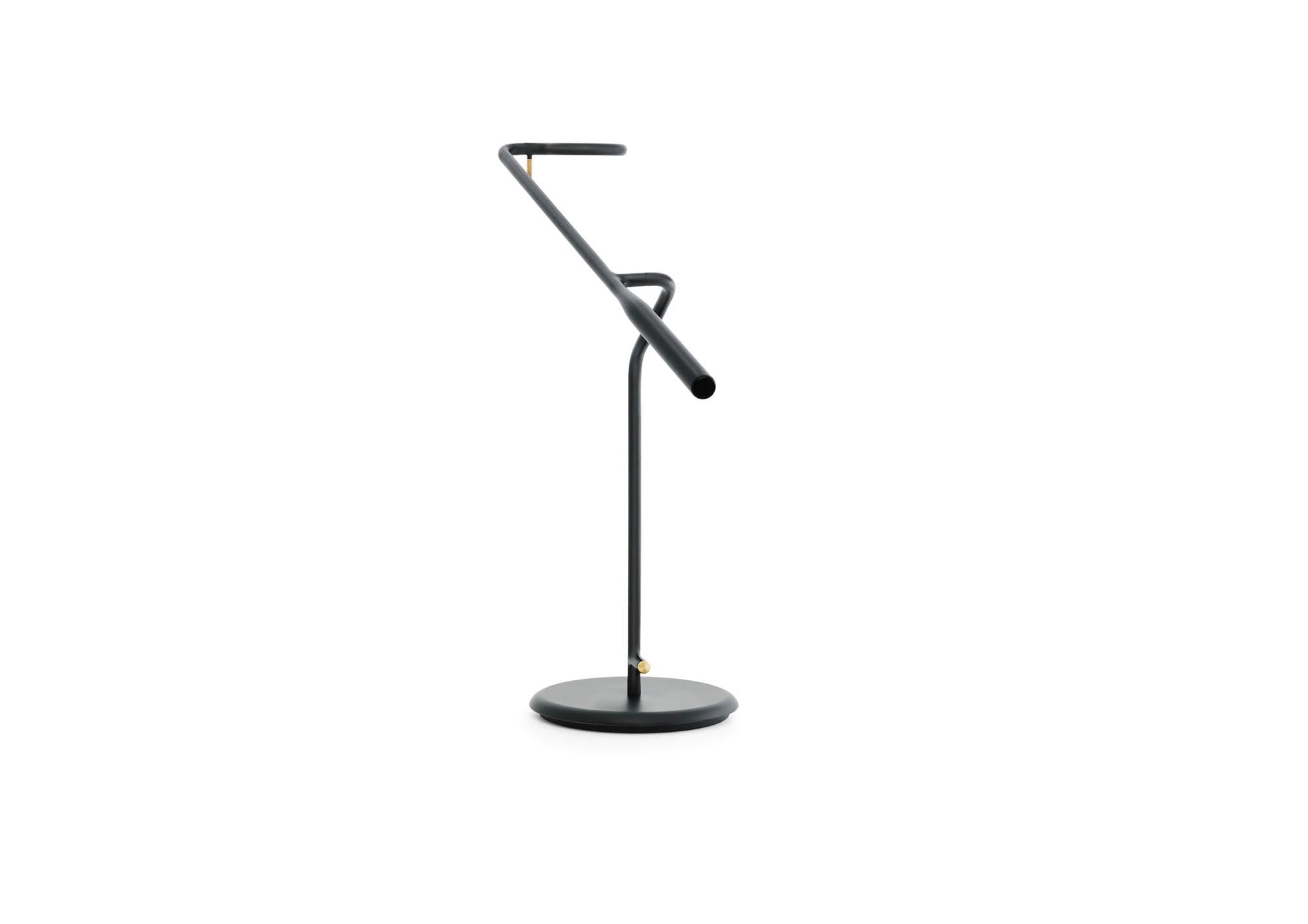 Die Flow Tischleuchte von Normann Copenhagen: Modernes Design, flexible Lichtanpassung, robustes Metall, vielseitig einsetzbar.
