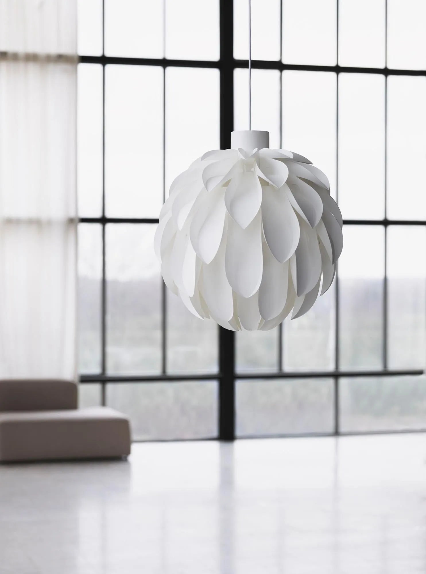 Elegante Norm 12 Lampe Groß: Skandinavisches Design von Normann.