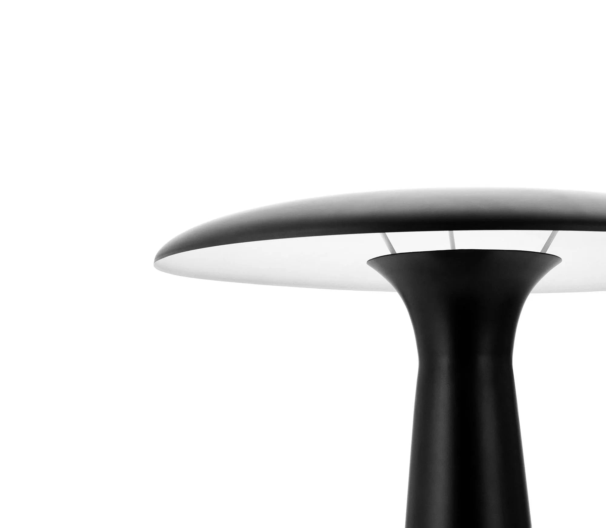 Elegante Shelter Tischlampe von Normann Copenhagen für modernes Wohnen.