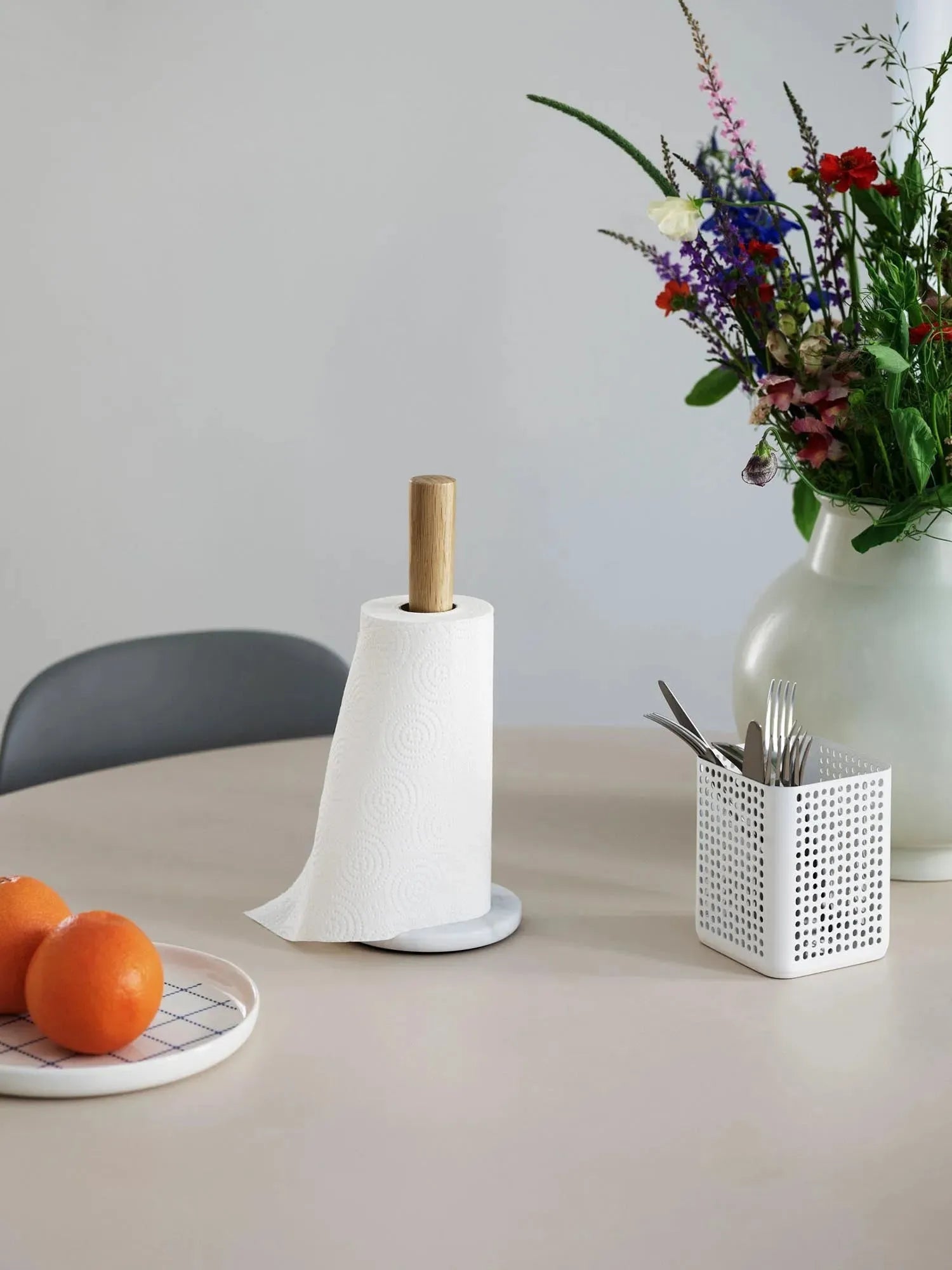 Eleganter Küchenrollenhalter aus Marmor und Eiche, Teil der Craft Serie von Normann Copenhagen. Luxuriös und stilvoll.