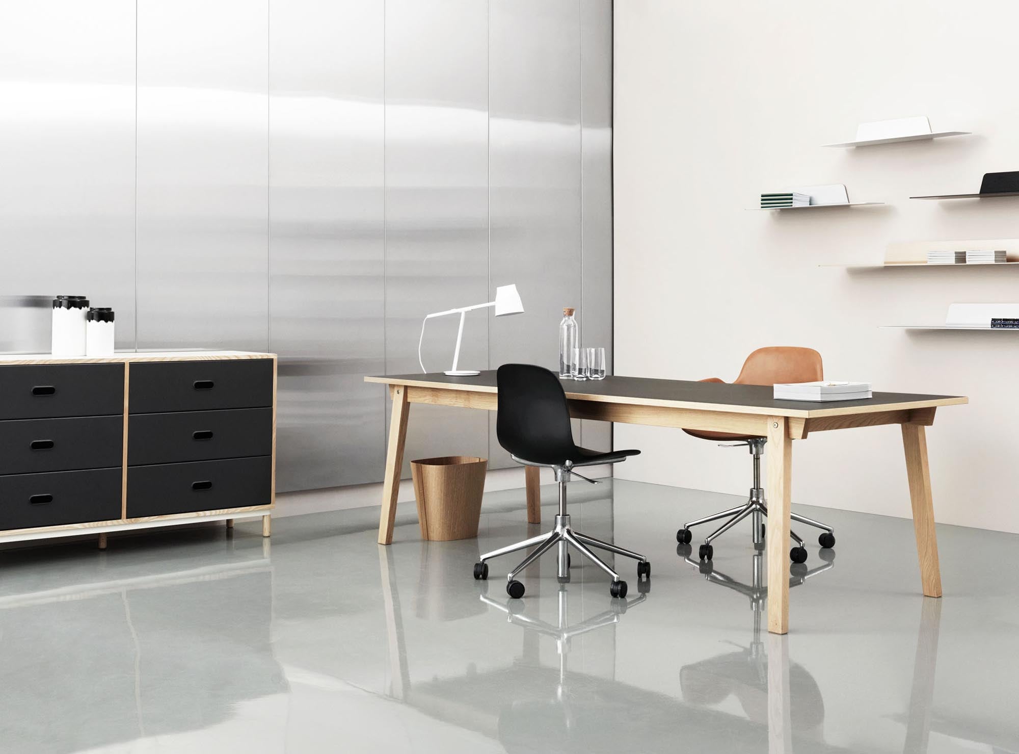 Stilvoller Papierkorb aus Eiche von Normann Copenhagen, der mit organischen Kurven und hochwertiger Verarbeitung dein Büro aufwertet.