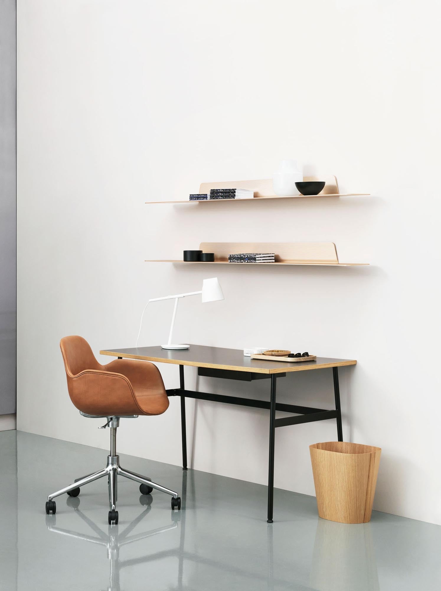 Stilvoller Papierkorb aus Holz für modernes Büroambiente.