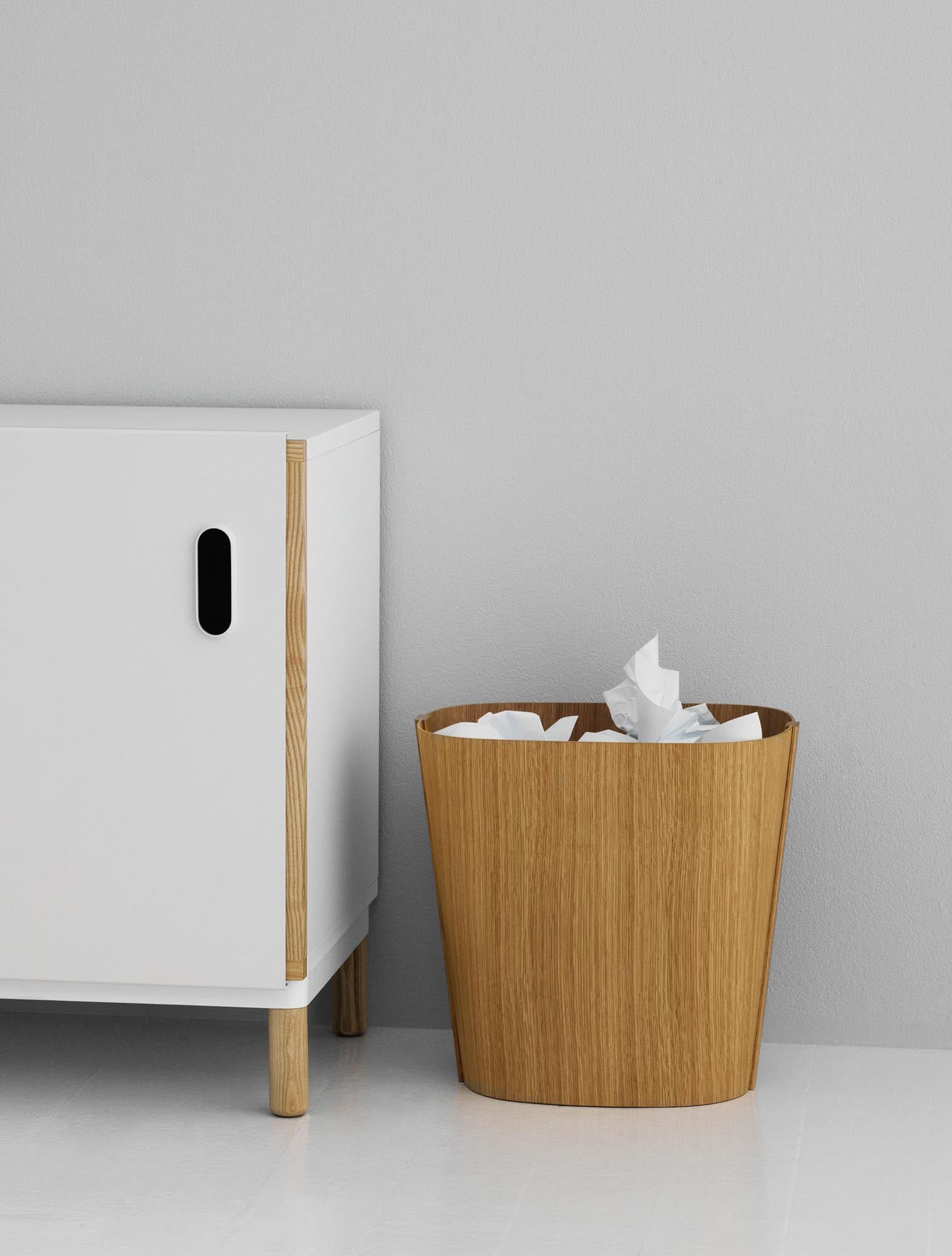 Stilvoller Papierkorb aus Holz für modernes Büroambiente.